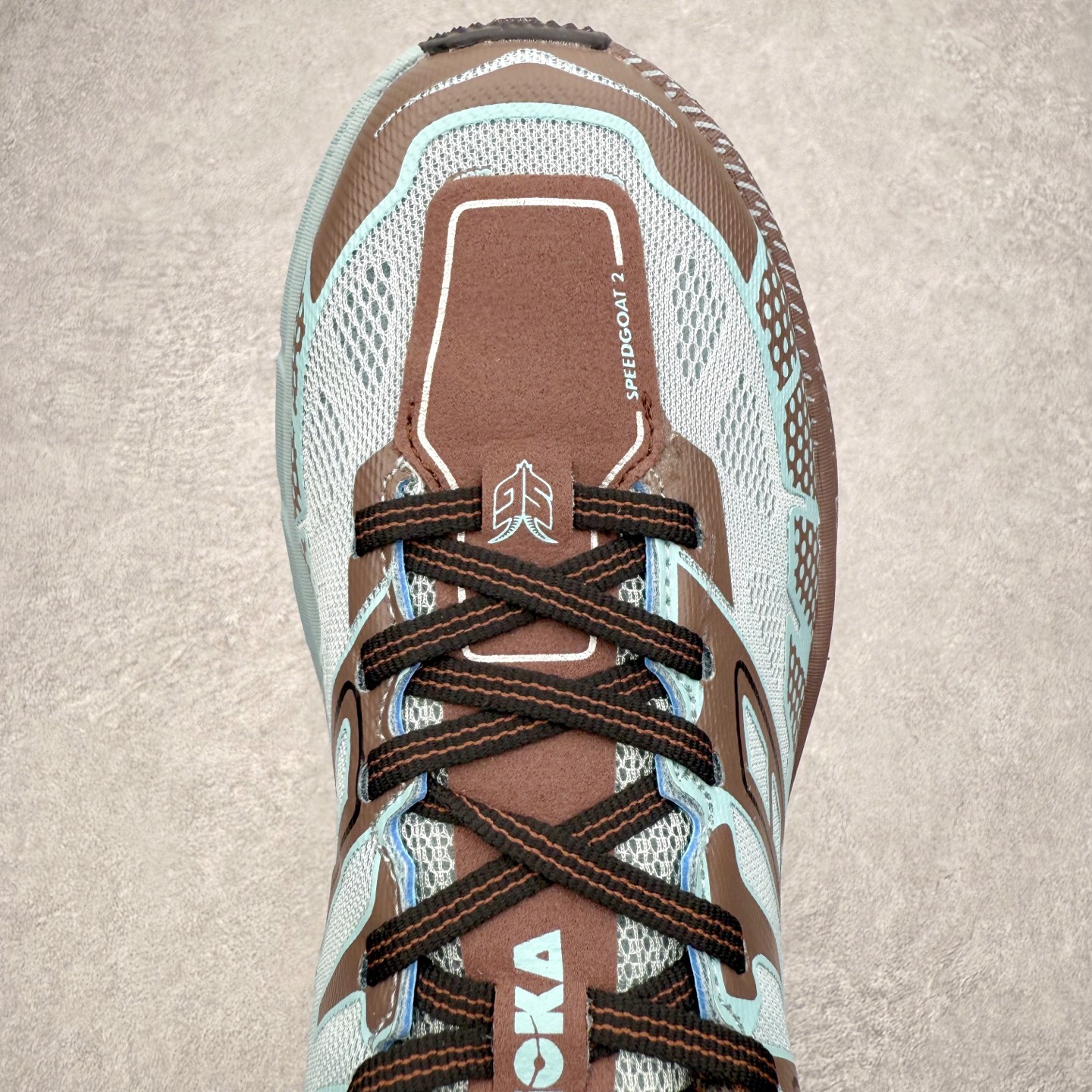 图片[4]-HOKA ONE ONE SPEEDGOAT 2 舒适百搭低帮 越野跑步鞋 男女同款 HOKA ONE ONE是来自美国的跑步鞋知名品牌，创立于2009年，始终致力于为所有跑者提供更新、更好的跑步装备。相比常规跑鞋，HOKA ONE ONE特别研发使用性能独特的几何形跑鞋中底，此种鞋底更厚、更高、回弹性也更好，除了卓越的缓冲性能，它还能为各种阶段的跑者带来更具动感、更加稳定的跑步体验。HOKAONE ONE从设计之初就清楚意识到，要保证跑者步幅的均匀一致，双脚自然而然的运动至关重要。尺码：36 36.5 37.5 38 39 40 40.5 41 42 42.5 43 44 45-选品中心