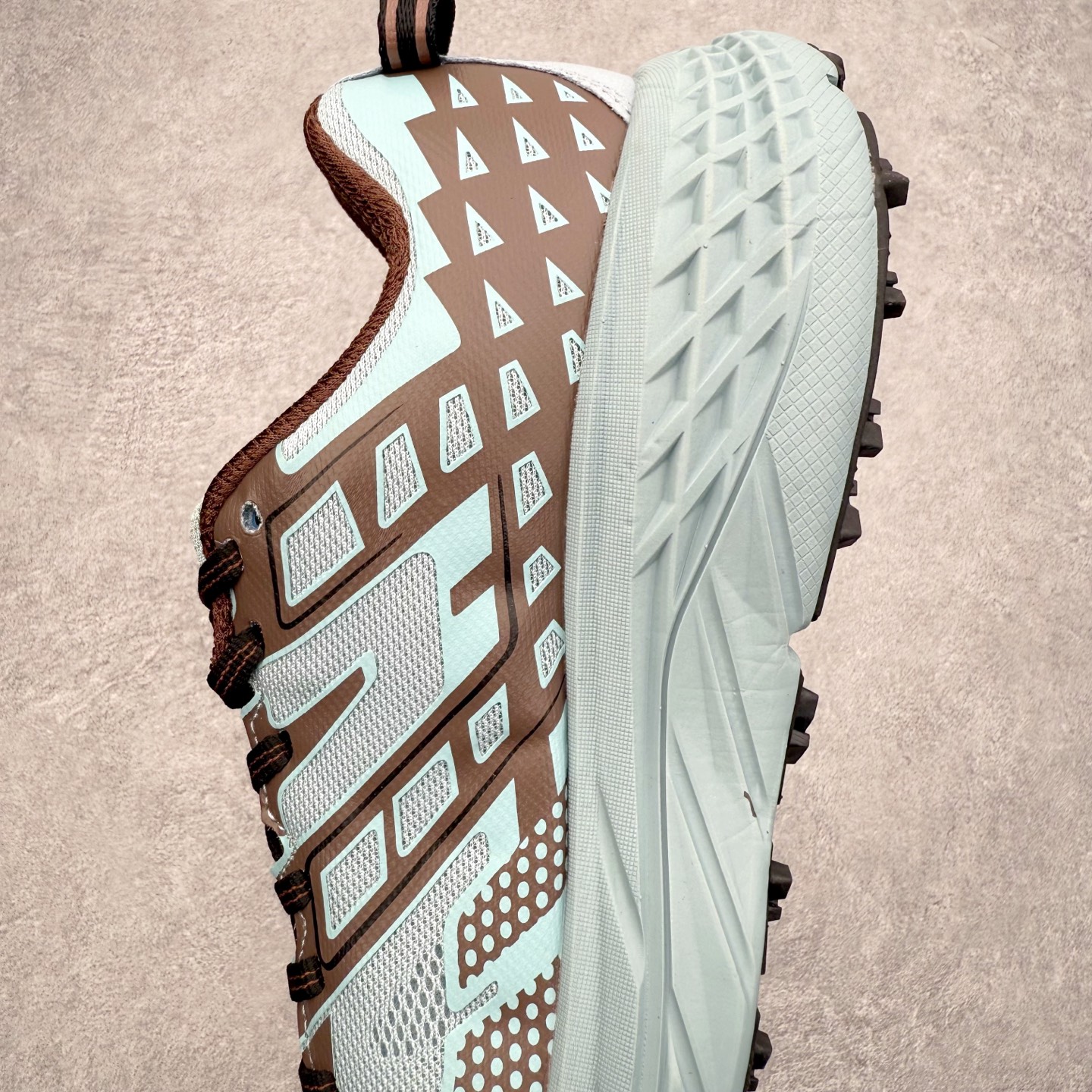 图片[7]-HOKA ONE ONE SPEEDGOAT 2 舒适百搭低帮 越野跑步鞋 男女同款 HOKA ONE ONE是来自美国的跑步鞋知名品牌，创立于2009年，始终致力于为所有跑者提供更新、更好的跑步装备。相比常规跑鞋，HOKA ONE ONE特别研发使用性能独特的几何形跑鞋中底，此种鞋底更厚、更高、回弹性也更好，除了卓越的缓冲性能，它还能为各种阶段的跑者带来更具动感、更加稳定的跑步体验。HOKAONE ONE从设计之初就清楚意识到，要保证跑者步幅的均匀一致，双脚自然而然的运动至关重要。尺码：36 36.5 37.5 38 39 40 40.5 41 42 42.5 43 44 45-选品中心