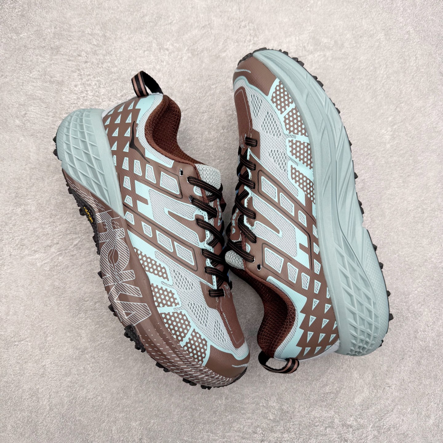 图片[3]-HOKA ONE ONE SPEEDGOAT 2 舒适百搭低帮 越野跑步鞋 男女同款 HOKA ONE ONE是来自美国的跑步鞋知名品牌，创立于2009年，始终致力于为所有跑者提供更新、更好的跑步装备。相比常规跑鞋，HOKA ONE ONE特别研发使用性能独特的几何形跑鞋中底，此种鞋底更厚、更高、回弹性也更好，除了卓越的缓冲性能，它还能为各种阶段的跑者带来更具动感、更加稳定的跑步体验。HOKAONE ONE从设计之初就清楚意识到，要保证跑者步幅的均匀一致，双脚自然而然的运动至关重要。尺码：36 36.5 37.5 38 39 40 40.5 41 42 42.5 43 44 45-选品中心