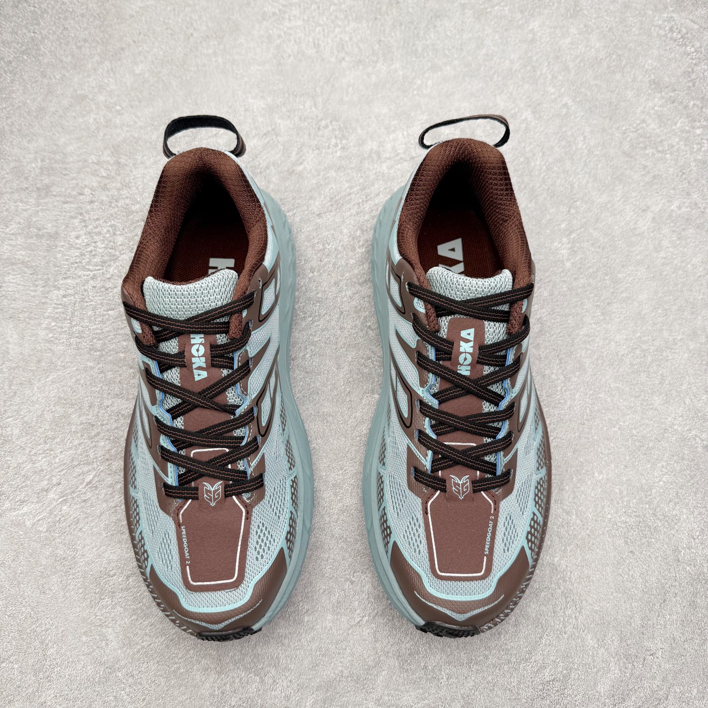 图片[2]-HOKA ONE ONE SPEEDGOAT 2 舒适百搭低帮 越野跑步鞋 男女同款 HOKA ONE ONE是来自美国的跑步鞋知名品牌，创立于2009年，始终致力于为所有跑者提供更新、更好的跑步装备。相比常规跑鞋，HOKA ONE ONE特别研发使用性能独特的几何形跑鞋中底，此种鞋底更厚、更高、回弹性也更好，除了卓越的缓冲性能，它还能为各种阶段的跑者带来更具动感、更加稳定的跑步体验。HOKAONE ONE从设计之初就清楚意识到，要保证跑者步幅的均匀一致，双脚自然而然的运动至关重要。尺码：36 36.5 37.5 38 39 40 40.5 41 42 42.5 43 44 45-选品中心