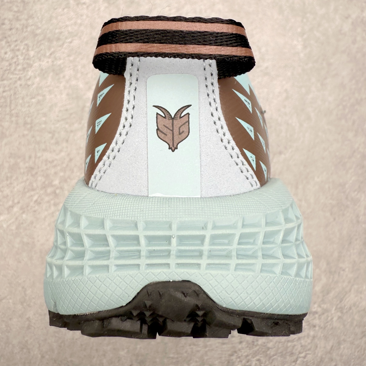 图片[8]-HOKA ONE ONE SPEEDGOAT 2 舒适百搭低帮 越野跑步鞋 男女同款 HOKA ONE ONE是来自美国的跑步鞋知名品牌，创立于2009年，始终致力于为所有跑者提供更新、更好的跑步装备。相比常规跑鞋，HOKA ONE ONE特别研发使用性能独特的几何形跑鞋中底，此种鞋底更厚、更高、回弹性也更好，除了卓越的缓冲性能，它还能为各种阶段的跑者带来更具动感、更加稳定的跑步体验。HOKAONE ONE从设计之初就清楚意识到，要保证跑者步幅的均匀一致，双脚自然而然的运动至关重要。尺码：36 36.5 37.5 38 39 40 40.5 41 42 42.5 43 44 45-选品中心