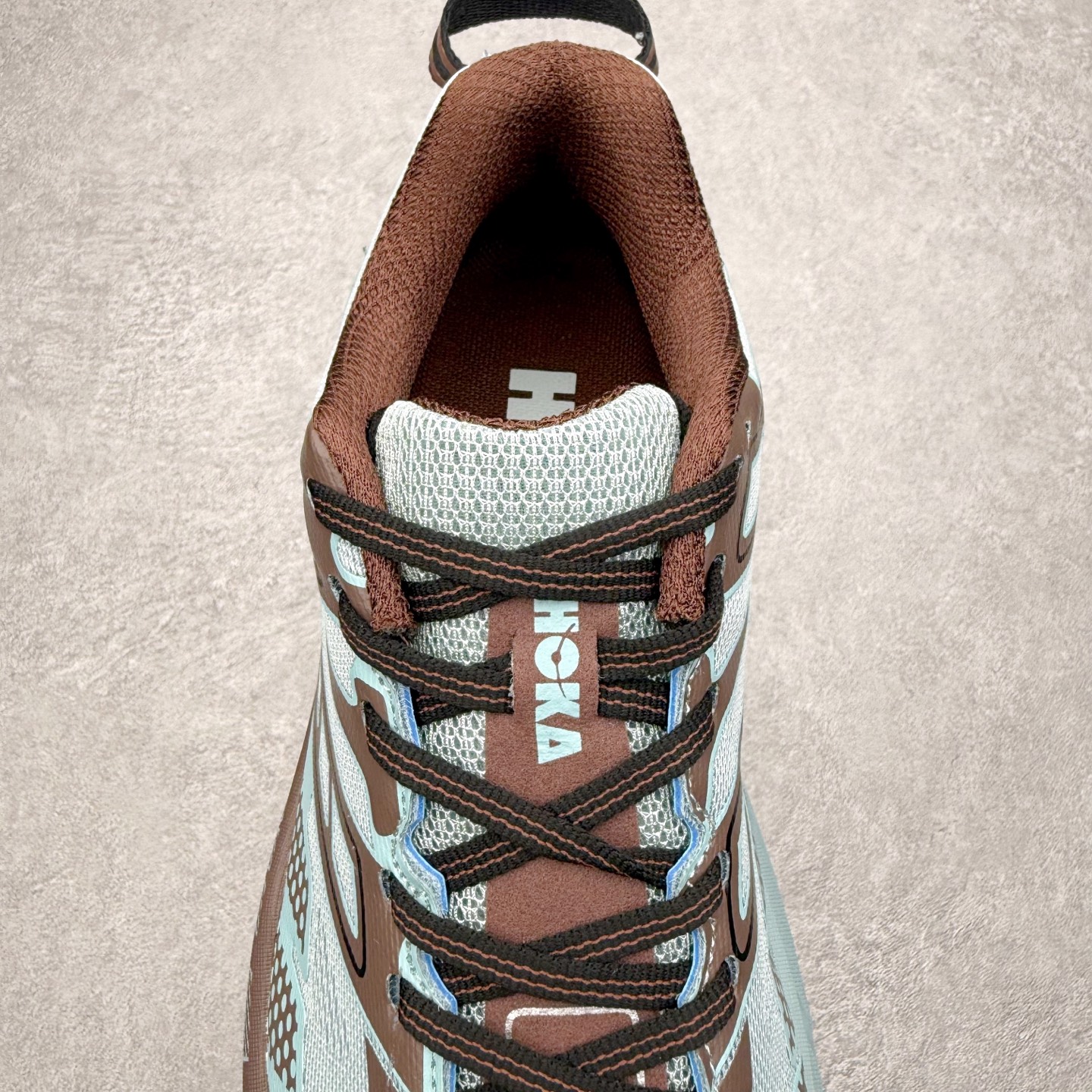 图片[5]-HOKA ONE ONE SPEEDGOAT 2 舒适百搭低帮 越野跑步鞋 男女同款 HOKA ONE ONE是来自美国的跑步鞋知名品牌，创立于2009年，始终致力于为所有跑者提供更新、更好的跑步装备。相比常规跑鞋，HOKA ONE ONE特别研发使用性能独特的几何形跑鞋中底，此种鞋底更厚、更高、回弹性也更好，除了卓越的缓冲性能，它还能为各种阶段的跑者带来更具动感、更加稳定的跑步体验。HOKAONE ONE从设计之初就清楚意识到，要保证跑者步幅的均匀一致，双脚自然而然的运动至关重要。尺码：36 36.5 37.5 38 39 40 40.5 41 42 42.5 43 44 45-选品中心