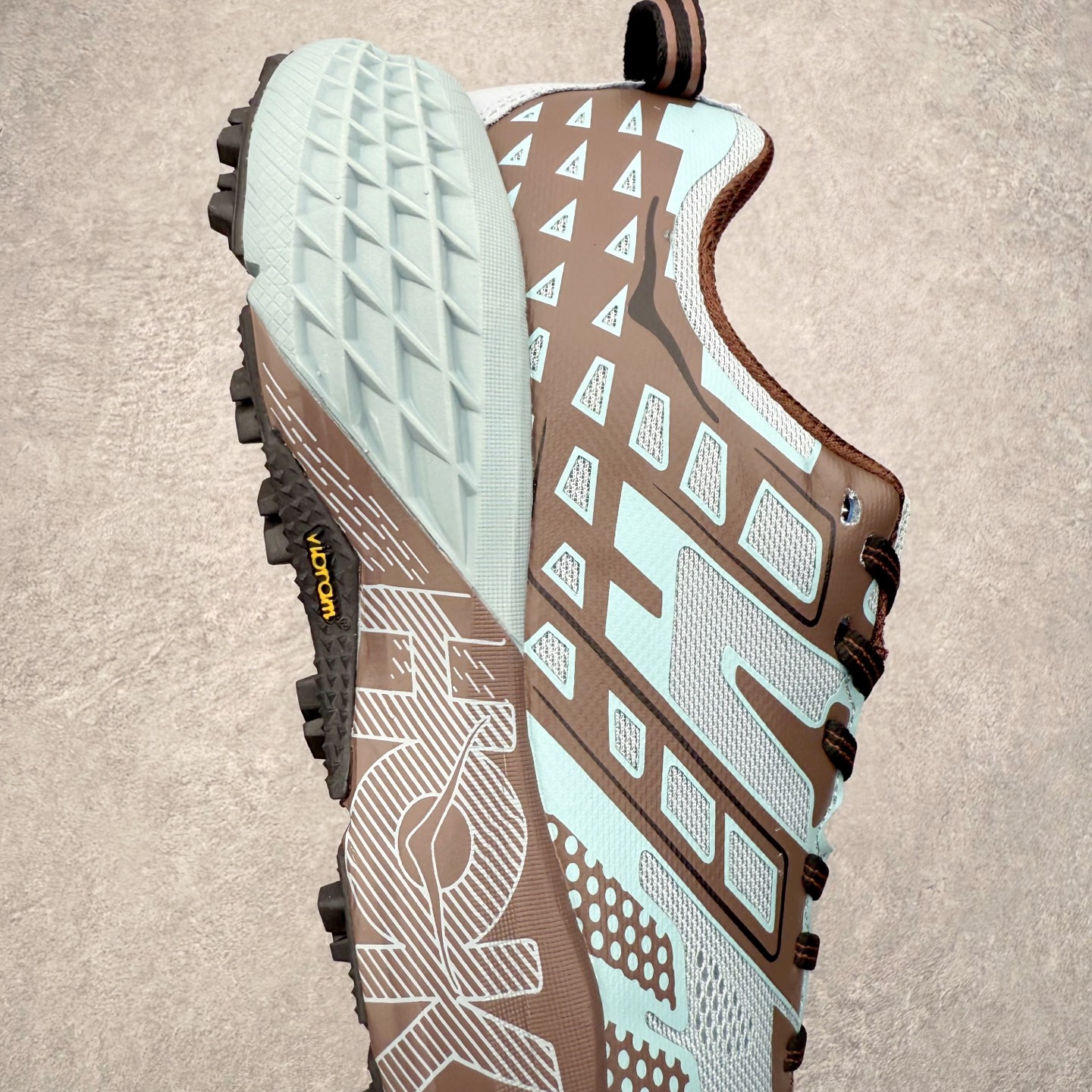 图片[6]-HOKA ONE ONE SPEEDGOAT 2 舒适百搭低帮 越野跑步鞋 男女同款 HOKA ONE ONE是来自美国的跑步鞋知名品牌，创立于2009年，始终致力于为所有跑者提供更新、更好的跑步装备。相比常规跑鞋，HOKA ONE ONE特别研发使用性能独特的几何形跑鞋中底，此种鞋底更厚、更高、回弹性也更好，除了卓越的缓冲性能，它还能为各种阶段的跑者带来更具动感、更加稳定的跑步体验。HOKAONE ONE从设计之初就清楚意识到，要保证跑者步幅的均匀一致，双脚自然而然的运动至关重要。尺码：36 36.5 37.5 38 39 40 40.5 41 42 42.5 43 44 45-选品中心