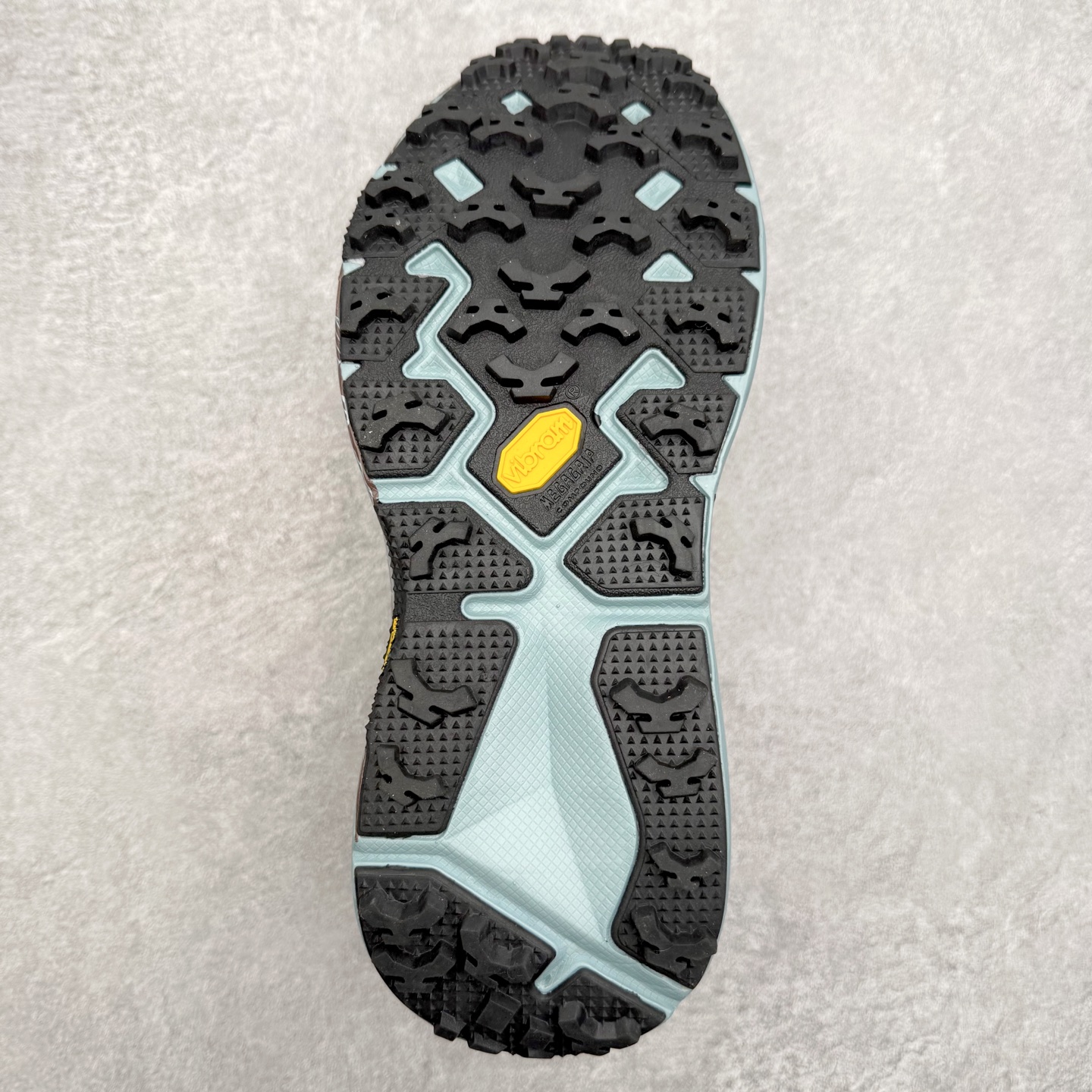 图片[9]-HOKA ONE ONE SPEEDGOAT 2 舒适百搭低帮 越野跑步鞋 男女同款 HOKA ONE ONE是来自美国的跑步鞋知名品牌，创立于2009年，始终致力于为所有跑者提供更新、更好的跑步装备。相比常规跑鞋，HOKA ONE ONE特别研发使用性能独特的几何形跑鞋中底，此种鞋底更厚、更高、回弹性也更好，除了卓越的缓冲性能，它还能为各种阶段的跑者带来更具动感、更加稳定的跑步体验。HOKAONE ONE从设计之初就清楚意识到，要保证跑者步幅的均匀一致，双脚自然而然的运动至关重要。尺码：36 36.5 37.5 38 39 40 40.5 41 42 42.5 43 44 45-选品中心