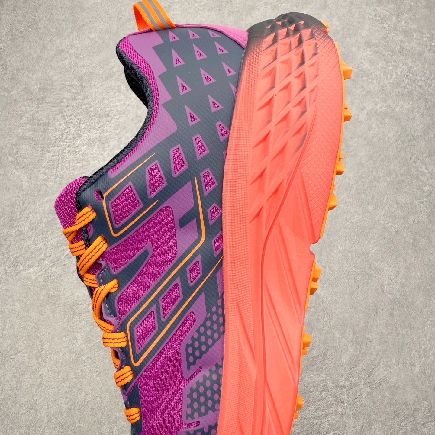 图片[7]-HOKA ONE ONE SPEEDGOAT 2 舒适百搭低帮 越野跑步鞋 男女同款 HOKA ONE ONE是来自美国的跑步鞋知名品牌，创立于2009年，始终致力于为所有跑者提供更新、更好的跑步装备。相比常规跑鞋，HOKA ONE ONE特别研发使用性能独特的几何形跑鞋中底，此种鞋底更厚、更高、回弹性也更好，除了卓越的缓冲性能，它还能为各种阶段的跑者带来更具动感、更加稳定的跑步体验。HOKAONE ONE从设计之初就清楚意识到，要保证跑者步幅的均匀一致，双脚自然而然的运动至关重要。尺码：36 36.5 37.5 38 39 40 40.5 41 42 42.5 43 44 45-选品中心