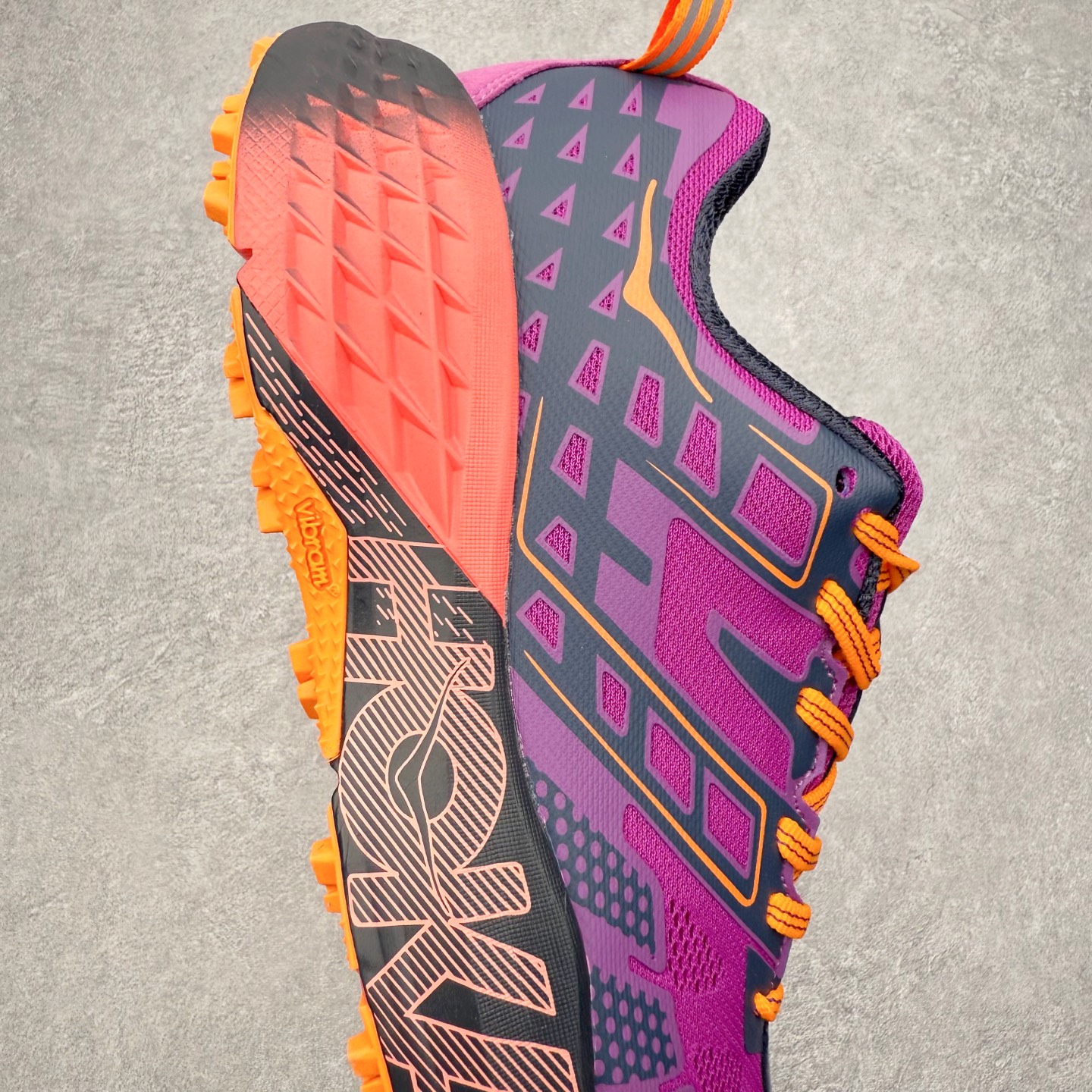 图片[6]-HOKA ONE ONE SPEEDGOAT 2 舒适百搭低帮 越野跑步鞋 男女同款 HOKA ONE ONE是来自美国的跑步鞋知名品牌，创立于2009年，始终致力于为所有跑者提供更新、更好的跑步装备。相比常规跑鞋，HOKA ONE ONE特别研发使用性能独特的几何形跑鞋中底，此种鞋底更厚、更高、回弹性也更好，除了卓越的缓冲性能，它还能为各种阶段的跑者带来更具动感、更加稳定的跑步体验。HOKAONE ONE从设计之初就清楚意识到，要保证跑者步幅的均匀一致，双脚自然而然的运动至关重要。尺码：36 36.5 37.5 38 39 40 40.5 41 42 42.5 43 44 45-选品中心