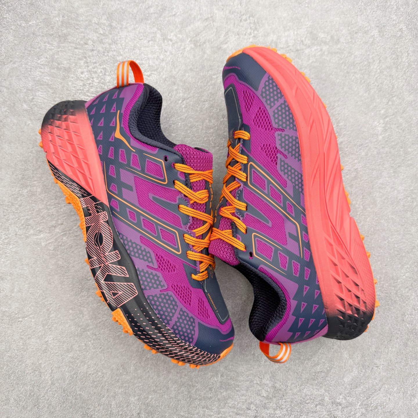 图片[3]-HOKA ONE ONE SPEEDGOAT 2 舒适百搭低帮 越野跑步鞋 男女同款 HOKA ONE ONE是来自美国的跑步鞋知名品牌，创立于2009年，始终致力于为所有跑者提供更新、更好的跑步装备。相比常规跑鞋，HOKA ONE ONE特别研发使用性能独特的几何形跑鞋中底，此种鞋底更厚、更高、回弹性也更好，除了卓越的缓冲性能，它还能为各种阶段的跑者带来更具动感、更加稳定的跑步体验。HOKAONE ONE从设计之初就清楚意识到，要保证跑者步幅的均匀一致，双脚自然而然的运动至关重要。尺码：36 36.5 37.5 38 39 40 40.5 41 42 42.5 43 44 45-选品中心