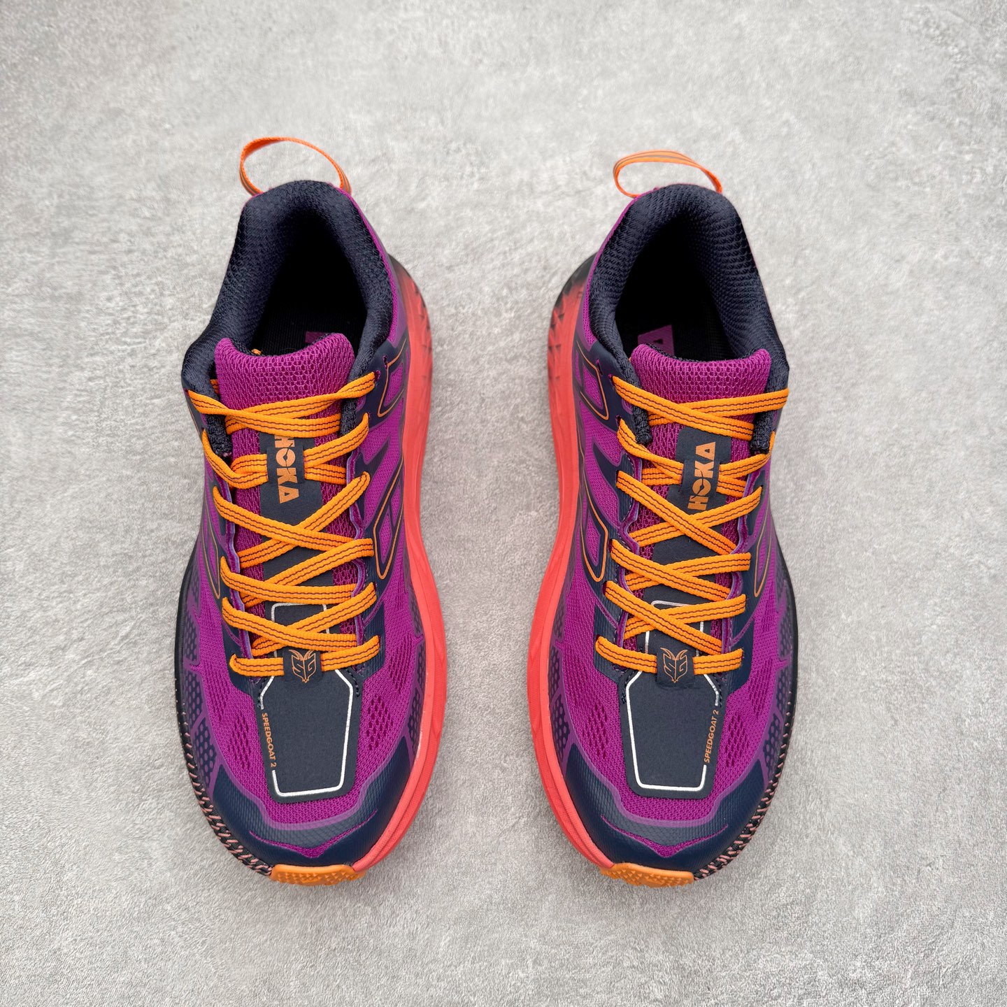 图片[2]-HOKA ONE ONE SPEEDGOAT 2 舒适百搭低帮 越野跑步鞋 男女同款 HOKA ONE ONE是来自美国的跑步鞋知名品牌，创立于2009年，始终致力于为所有跑者提供更新、更好的跑步装备。相比常规跑鞋，HOKA ONE ONE特别研发使用性能独特的几何形跑鞋中底，此种鞋底更厚、更高、回弹性也更好，除了卓越的缓冲性能，它还能为各种阶段的跑者带来更具动感、更加稳定的跑步体验。HOKAONE ONE从设计之初就清楚意识到，要保证跑者步幅的均匀一致，双脚自然而然的运动至关重要。尺码：36 36.5 37.5 38 39 40 40.5 41 42 42.5 43 44 45-选品中心