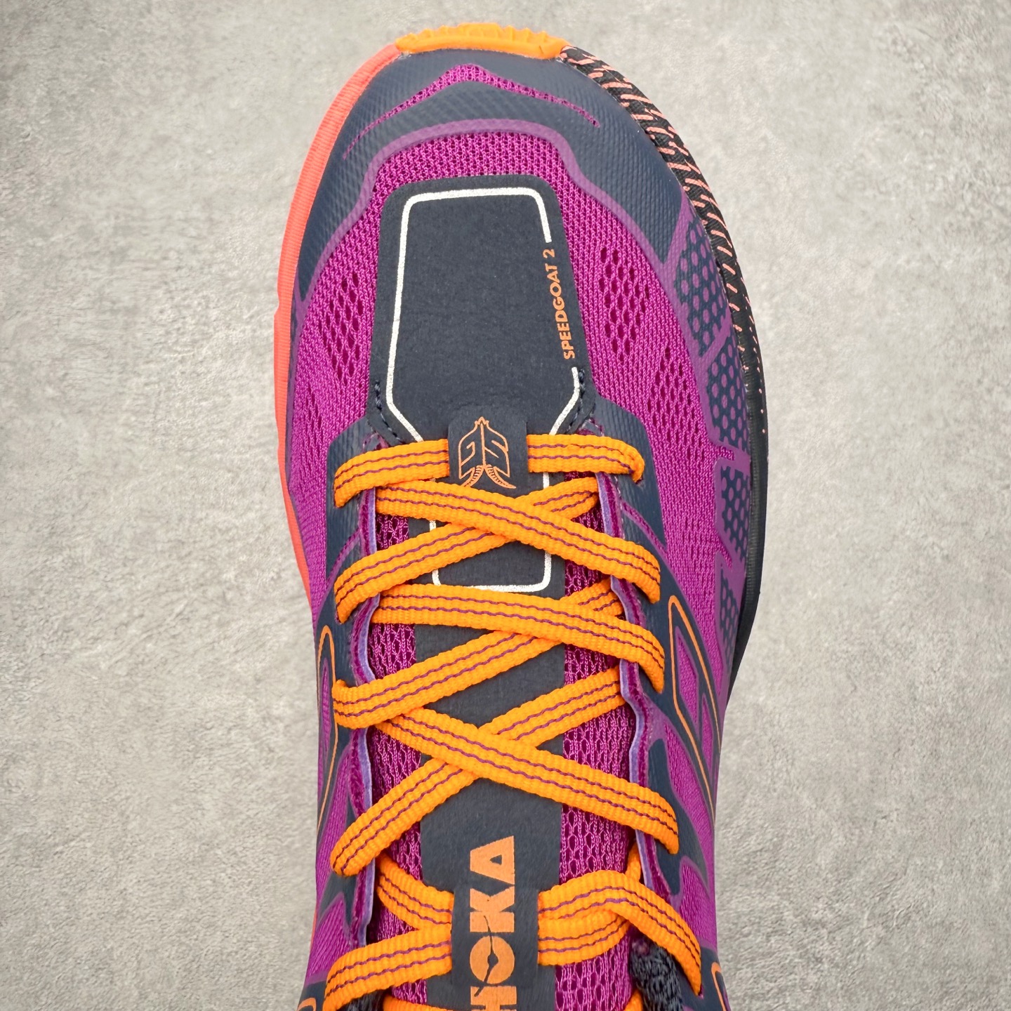 图片[4]-HOKA ONE ONE SPEEDGOAT 2 舒适百搭低帮 越野跑步鞋 男女同款 HOKA ONE ONE是来自美国的跑步鞋知名品牌，创立于2009年，始终致力于为所有跑者提供更新、更好的跑步装备。相比常规跑鞋，HOKA ONE ONE特别研发使用性能独特的几何形跑鞋中底，此种鞋底更厚、更高、回弹性也更好，除了卓越的缓冲性能，它还能为各种阶段的跑者带来更具动感、更加稳定的跑步体验。HOKAONE ONE从设计之初就清楚意识到，要保证跑者步幅的均匀一致，双脚自然而然的运动至关重要。尺码：36 36.5 37.5 38 39 40 40.5 41 42 42.5 43 44 45-选品中心