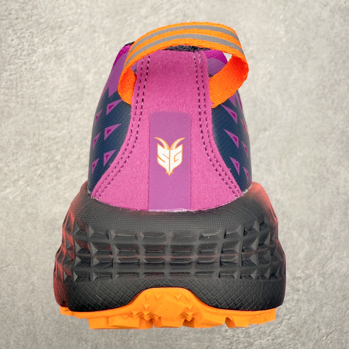 图片[8]-HOKA ONE ONE SPEEDGOAT 2 舒适百搭低帮 越野跑步鞋 男女同款 HOKA ONE ONE是来自美国的跑步鞋知名品牌，创立于2009年，始终致力于为所有跑者提供更新、更好的跑步装备。相比常规跑鞋，HOKA ONE ONE特别研发使用性能独特的几何形跑鞋中底，此种鞋底更厚、更高、回弹性也更好，除了卓越的缓冲性能，它还能为各种阶段的跑者带来更具动感、更加稳定的跑步体验。HOKAONE ONE从设计之初就清楚意识到，要保证跑者步幅的均匀一致，双脚自然而然的运动至关重要。尺码：36 36.5 37.5 38 39 40 40.5 41 42 42.5 43 44 45-选品中心