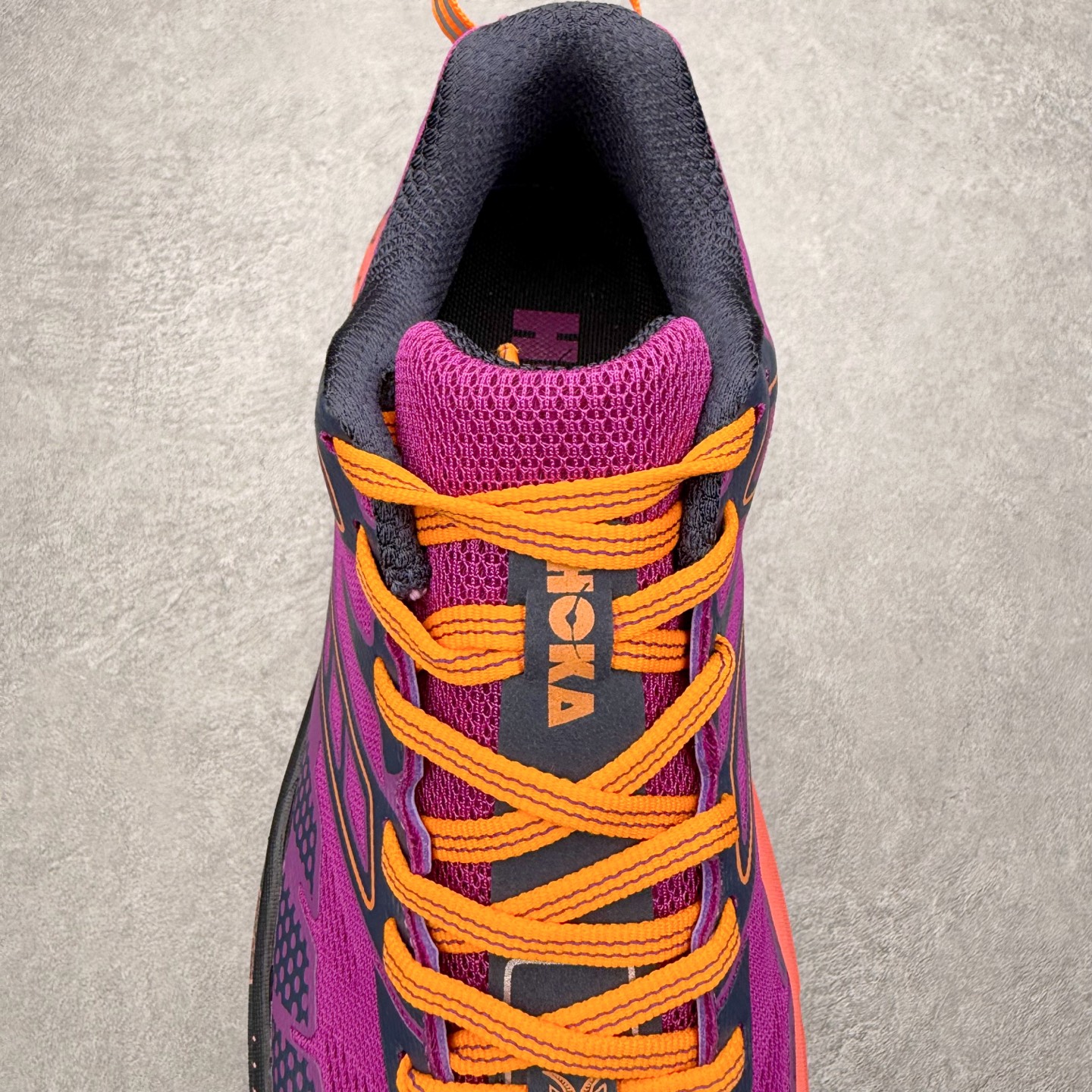 图片[5]-HOKA ONE ONE SPEEDGOAT 2 舒适百搭低帮 越野跑步鞋 男女同款 HOKA ONE ONE是来自美国的跑步鞋知名品牌，创立于2009年，始终致力于为所有跑者提供更新、更好的跑步装备。相比常规跑鞋，HOKA ONE ONE特别研发使用性能独特的几何形跑鞋中底，此种鞋底更厚、更高、回弹性也更好，除了卓越的缓冲性能，它还能为各种阶段的跑者带来更具动感、更加稳定的跑步体验。HOKAONE ONE从设计之初就清楚意识到，要保证跑者步幅的均匀一致，双脚自然而然的运动至关重要。尺码：36 36.5 37.5 38 39 40 40.5 41 42 42.5 43 44 45-选品中心