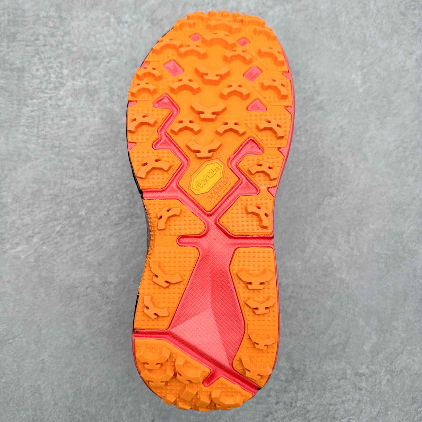 图片[9]-HOKA ONE ONE SPEEDGOAT 2 舒适百搭低帮 越野跑步鞋 男女同款 HOKA ONE ONE是来自美国的跑步鞋知名品牌，创立于2009年，始终致力于为所有跑者提供更新、更好的跑步装备。相比常规跑鞋，HOKA ONE ONE特别研发使用性能独特的几何形跑鞋中底，此种鞋底更厚、更高、回弹性也更好，除了卓越的缓冲性能，它还能为各种阶段的跑者带来更具动感、更加稳定的跑步体验。HOKAONE ONE从设计之初就清楚意识到，要保证跑者步幅的均匀一致，双脚自然而然的运动至关重要。尺码：36 36.5 37.5 38 39 40 40.5 41 42 42.5 43 44 45-选品中心