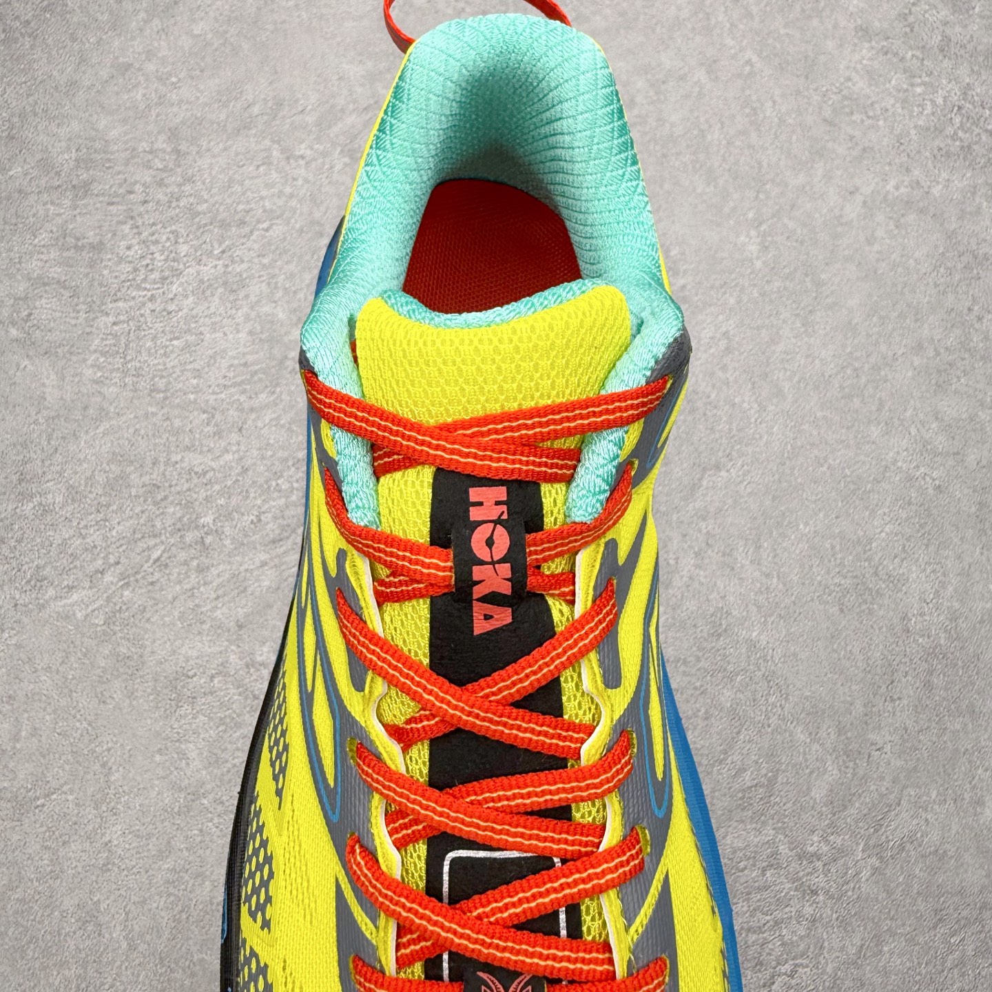 图片[5]-HOKA ONE ONE SPEEDGOAT 2 舒适百搭低帮 越野跑步鞋 男女同款 HOKA ONE ONE是来自美国的跑步鞋知名品牌，创立于2009年，始终致力于为所有跑者提供更新、更好的跑步装备。相比常规跑鞋，HOKA ONE ONE特别研发使用性能独特的几何形跑鞋中底，此种鞋底更厚、更高、回弹性也更好，除了卓越的缓冲性能，它还能为各种阶段的跑者带来更具动感、更加稳定的跑步体验。HOKAONE ONE从设计之初就清楚意识到，要保证跑者步幅的均匀一致，双脚自然而然的运动至关重要。尺码：36 36.5 37.5 38 39 40 40.5 41 42 42.5 43 44 45-选品中心