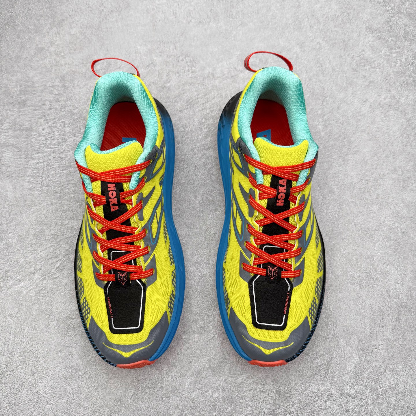 图片[2]-HOKA ONE ONE SPEEDGOAT 2 舒适百搭低帮 越野跑步鞋 男女同款 HOKA ONE ONE是来自美国的跑步鞋知名品牌，创立于2009年，始终致力于为所有跑者提供更新、更好的跑步装备。相比常规跑鞋，HOKA ONE ONE特别研发使用性能独特的几何形跑鞋中底，此种鞋底更厚、更高、回弹性也更好，除了卓越的缓冲性能，它还能为各种阶段的跑者带来更具动感、更加稳定的跑步体验。HOKAONE ONE从设计之初就清楚意识到，要保证跑者步幅的均匀一致，双脚自然而然的运动至关重要。尺码：36 36.5 37.5 38 39 40 40.5 41 42 42.5 43 44 45-选品中心