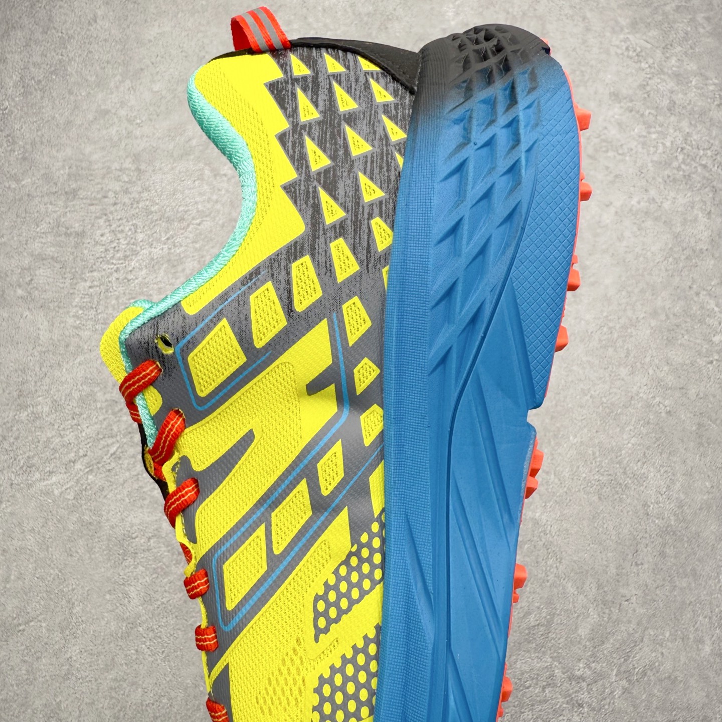 图片[7]-HOKA ONE ONE SPEEDGOAT 2 舒适百搭低帮 越野跑步鞋 男女同款 HOKA ONE ONE是来自美国的跑步鞋知名品牌，创立于2009年，始终致力于为所有跑者提供更新、更好的跑步装备。相比常规跑鞋，HOKA ONE ONE特别研发使用性能独特的几何形跑鞋中底，此种鞋底更厚、更高、回弹性也更好，除了卓越的缓冲性能，它还能为各种阶段的跑者带来更具动感、更加稳定的跑步体验。HOKAONE ONE从设计之初就清楚意识到，要保证跑者步幅的均匀一致，双脚自然而然的运动至关重要。尺码：36 36.5 37.5 38 39 40 40.5 41 42 42.5 43 44 45-选品中心