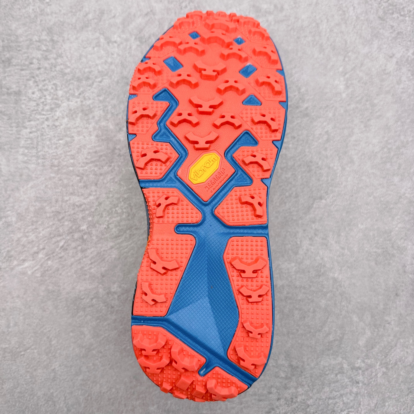 图片[9]-HOKA ONE ONE SPEEDGOAT 2 舒适百搭低帮 越野跑步鞋 男女同款 HOKA ONE ONE是来自美国的跑步鞋知名品牌，创立于2009年，始终致力于为所有跑者提供更新、更好的跑步装备。相比常规跑鞋，HOKA ONE ONE特别研发使用性能独特的几何形跑鞋中底，此种鞋底更厚、更高、回弹性也更好，除了卓越的缓冲性能，它还能为各种阶段的跑者带来更具动感、更加稳定的跑步体验。HOKAONE ONE从设计之初就清楚意识到，要保证跑者步幅的均匀一致，双脚自然而然的运动至关重要。尺码：36 36.5 37.5 38 39 40 40.5 41 42 42.5 43 44 45-选品中心