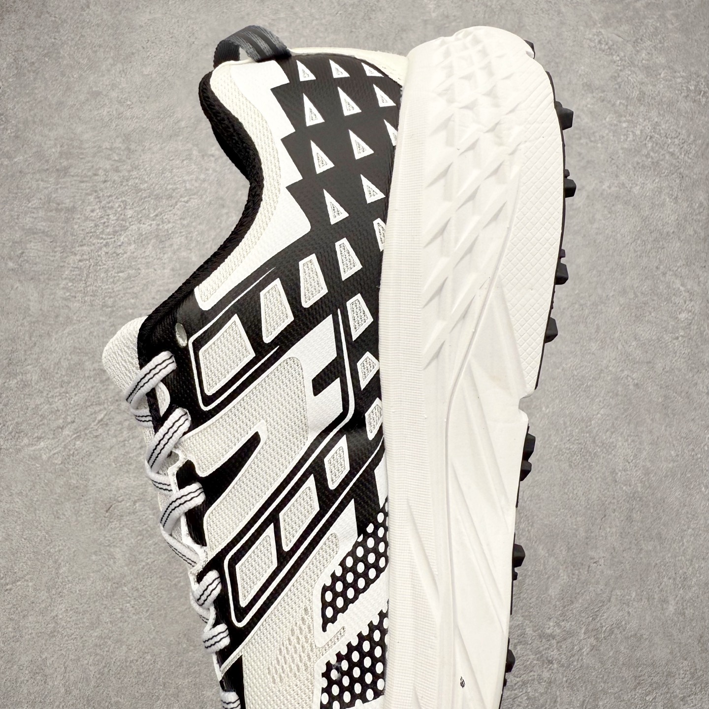 图片[7]-HOKA ONE ONE SPEEDGOAT 2 舒适百搭低帮 越野跑步鞋 男女同款 HOKA ONE ONE是来自美国的跑步鞋知名品牌，创立于2009年，始终致力于为所有跑者提供更新、更好的跑步装备。相比常规跑鞋，HOKA ONE ONE特别研发使用性能独特的几何形跑鞋中底，此种鞋底更厚、更高、回弹性也更好，除了卓越的缓冲性能，它还能为各种阶段的跑者带来更具动感、更加稳定的跑步体验。HOKAONE ONE从设计之初就清楚意识到，要保证跑者步幅的均匀一致，双脚自然而然的运动至关重要。尺码：36 36.5 37.5 38 39 40 40.5 41 42 42.5 43 44 45-选品中心