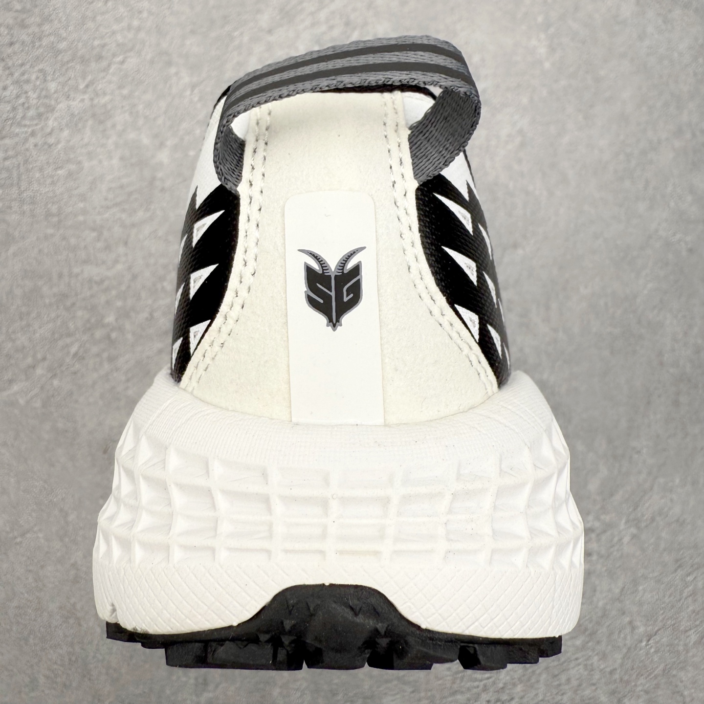 图片[8]-HOKA ONE ONE SPEEDGOAT 2 舒适百搭低帮 越野跑步鞋 男女同款 HOKA ONE ONE是来自美国的跑步鞋知名品牌，创立于2009年，始终致力于为所有跑者提供更新、更好的跑步装备。相比常规跑鞋，HOKA ONE ONE特别研发使用性能独特的几何形跑鞋中底，此种鞋底更厚、更高、回弹性也更好，除了卓越的缓冲性能，它还能为各种阶段的跑者带来更具动感、更加稳定的跑步体验。HOKAONE ONE从设计之初就清楚意识到，要保证跑者步幅的均匀一致，双脚自然而然的运动至关重要。尺码：36 36.5 37.5 38 39 40 40.5 41 42 42.5 43 44 45-选品中心