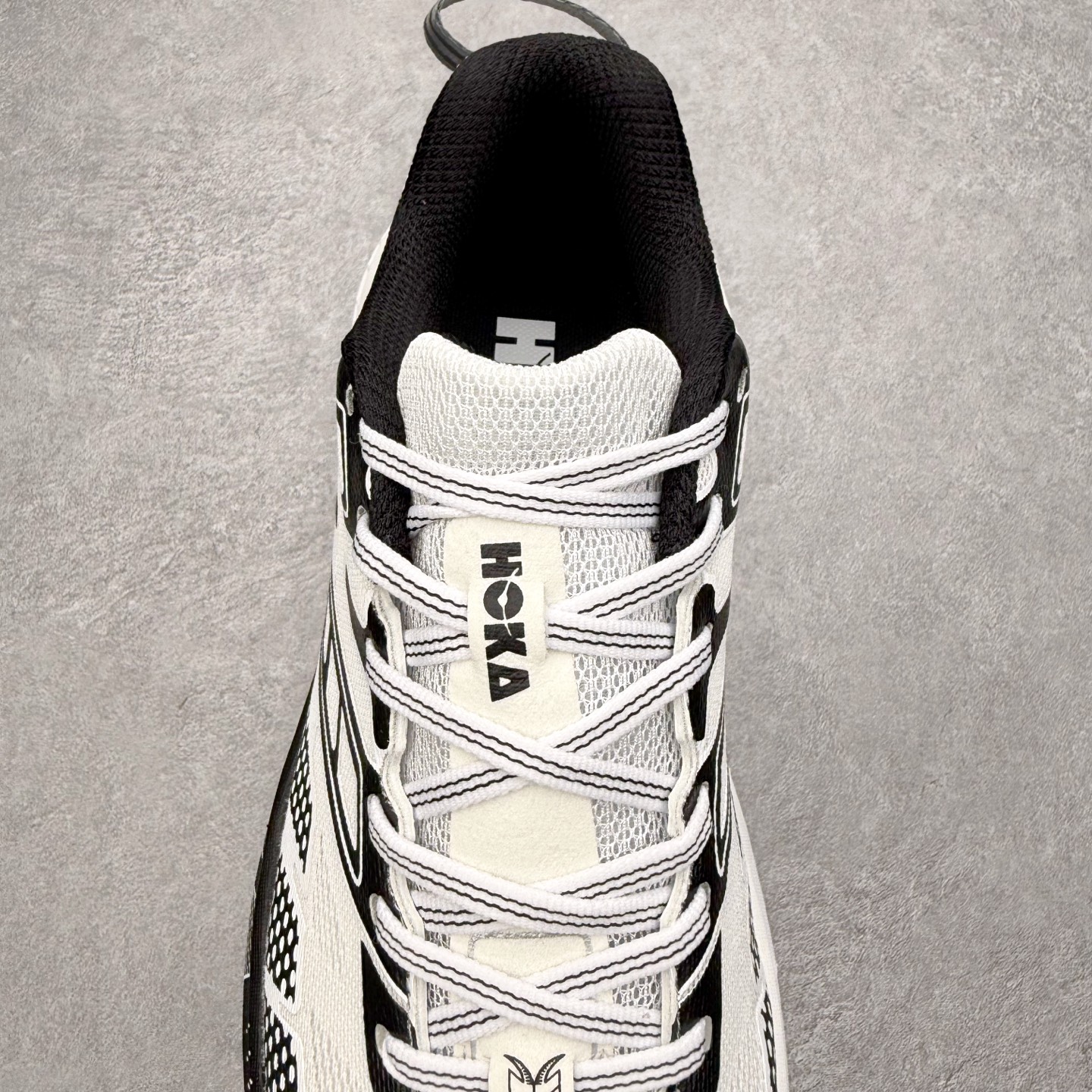 图片[5]-HOKA ONE ONE SPEEDGOAT 2 舒适百搭低帮 越野跑步鞋 男女同款 HOKA ONE ONE是来自美国的跑步鞋知名品牌，创立于2009年，始终致力于为所有跑者提供更新、更好的跑步装备。相比常规跑鞋，HOKA ONE ONE特别研发使用性能独特的几何形跑鞋中底，此种鞋底更厚、更高、回弹性也更好，除了卓越的缓冲性能，它还能为各种阶段的跑者带来更具动感、更加稳定的跑步体验。HOKAONE ONE从设计之初就清楚意识到，要保证跑者步幅的均匀一致，双脚自然而然的运动至关重要。尺码：36 36.5 37.5 38 39 40 40.5 41 42 42.5 43 44 45-选品中心