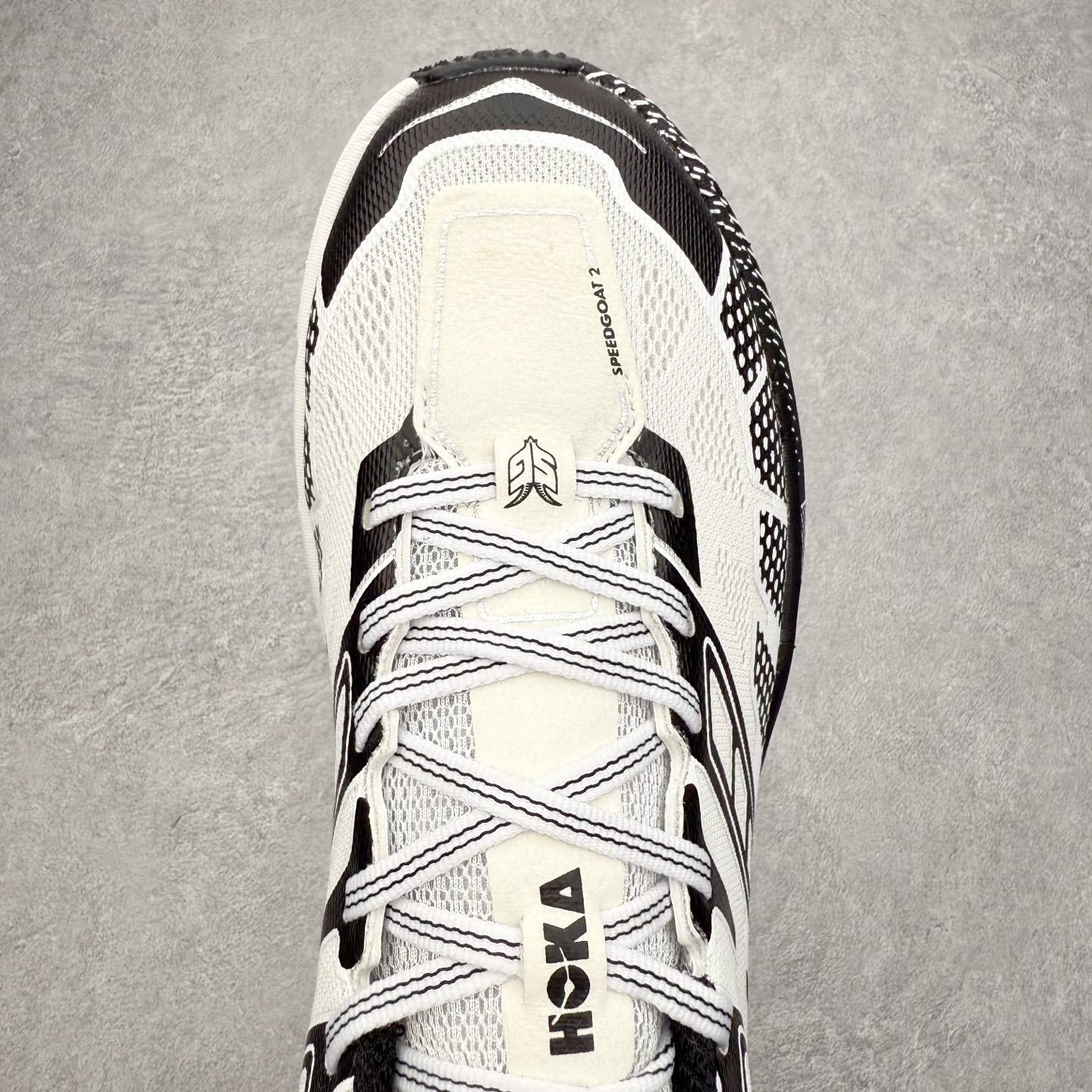 图片[4]-HOKA ONE ONE SPEEDGOAT 2 舒适百搭低帮 越野跑步鞋 男女同款 HOKA ONE ONE是来自美国的跑步鞋知名品牌，创立于2009年，始终致力于为所有跑者提供更新、更好的跑步装备。相比常规跑鞋，HOKA ONE ONE特别研发使用性能独特的几何形跑鞋中底，此种鞋底更厚、更高、回弹性也更好，除了卓越的缓冲性能，它还能为各种阶段的跑者带来更具动感、更加稳定的跑步体验。HOKAONE ONE从设计之初就清楚意识到，要保证跑者步幅的均匀一致，双脚自然而然的运动至关重要。尺码：36 36.5 37.5 38 39 40 40.5 41 42 42.5 43 44 45-选品中心