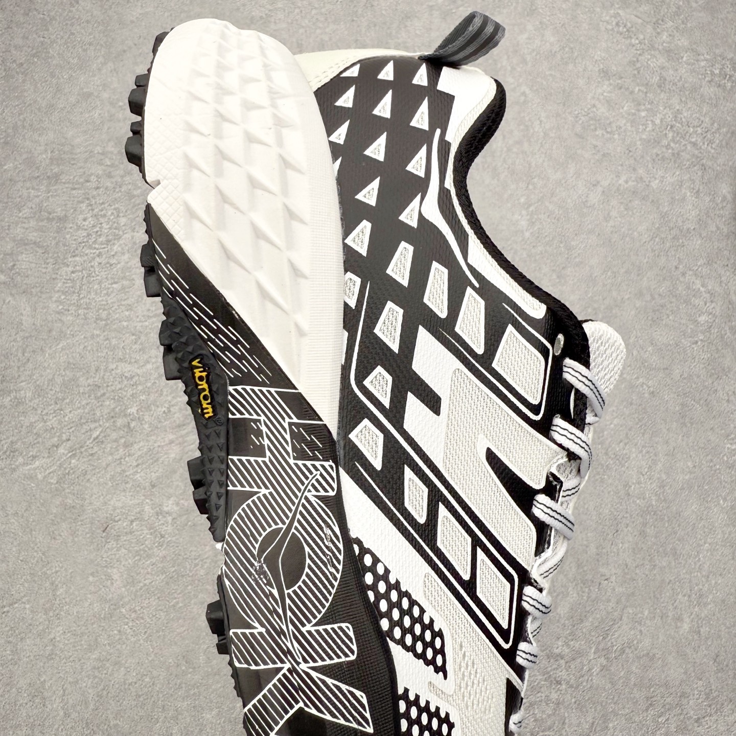 图片[6]-HOKA ONE ONE SPEEDGOAT 2 舒适百搭低帮 越野跑步鞋 男女同款 HOKA ONE ONE是来自美国的跑步鞋知名品牌，创立于2009年，始终致力于为所有跑者提供更新、更好的跑步装备。相比常规跑鞋，HOKA ONE ONE特别研发使用性能独特的几何形跑鞋中底，此种鞋底更厚、更高、回弹性也更好，除了卓越的缓冲性能，它还能为各种阶段的跑者带来更具动感、更加稳定的跑步体验。HOKAONE ONE从设计之初就清楚意识到，要保证跑者步幅的均匀一致，双脚自然而然的运动至关重要。尺码：36 36.5 37.5 38 39 40 40.5 41 42 42.5 43 44 45-选品中心