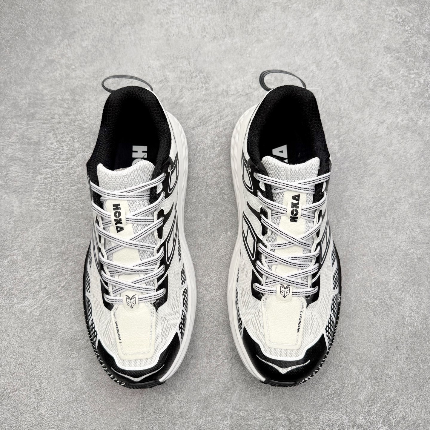 图片[2]-HOKA ONE ONE SPEEDGOAT 2 舒适百搭低帮 越野跑步鞋 男女同款 HOKA ONE ONE是来自美国的跑步鞋知名品牌，创立于2009年，始终致力于为所有跑者提供更新、更好的跑步装备。相比常规跑鞋，HOKA ONE ONE特别研发使用性能独特的几何形跑鞋中底，此种鞋底更厚、更高、回弹性也更好，除了卓越的缓冲性能，它还能为各种阶段的跑者带来更具动感、更加稳定的跑步体验。HOKAONE ONE从设计之初就清楚意识到，要保证跑者步幅的均匀一致，双脚自然而然的运动至关重要。尺码：36 36.5 37.5 38 39 40 40.5 41 42 42.5 43 44 45-选品中心