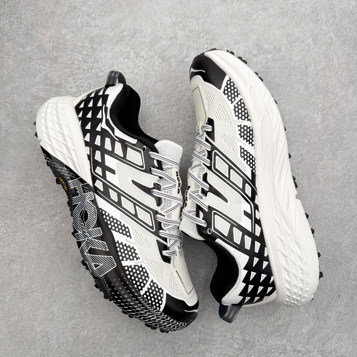 图片[3]-HOKA ONE ONE SPEEDGOAT 2 舒适百搭低帮 越野跑步鞋 男女同款 HOKA ONE ONE是来自美国的跑步鞋知名品牌，创立于2009年，始终致力于为所有跑者提供更新、更好的跑步装备。相比常规跑鞋，HOKA ONE ONE特别研发使用性能独特的几何形跑鞋中底，此种鞋底更厚、更高、回弹性也更好，除了卓越的缓冲性能，它还能为各种阶段的跑者带来更具动感、更加稳定的跑步体验。HOKAONE ONE从设计之初就清楚意识到，要保证跑者步幅的均匀一致，双脚自然而然的运动至关重要。尺码：36 36.5 37.5 38 39 40 40.5 41 42 42.5 43 44 45-选品中心