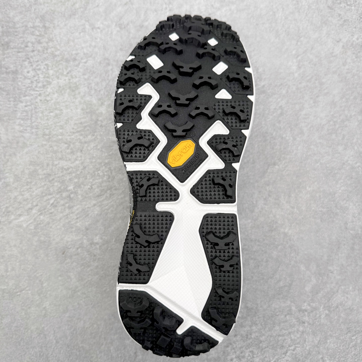 图片[9]-HOKA ONE ONE SPEEDGOAT 2 舒适百搭低帮 越野跑步鞋 男女同款 HOKA ONE ONE是来自美国的跑步鞋知名品牌，创立于2009年，始终致力于为所有跑者提供更新、更好的跑步装备。相比常规跑鞋，HOKA ONE ONE特别研发使用性能独特的几何形跑鞋中底，此种鞋底更厚、更高、回弹性也更好，除了卓越的缓冲性能，它还能为各种阶段的跑者带来更具动感、更加稳定的跑步体验。HOKAONE ONE从设计之初就清楚意识到，要保证跑者步幅的均匀一致，双脚自然而然的运动至关重要。尺码：36 36.5 37.5 38 39 40 40.5 41 42 42.5 43 44 45-选品中心