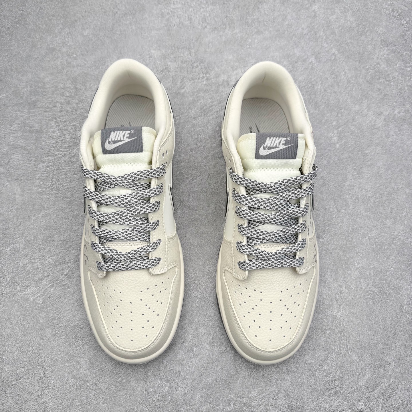 图片[2]-NK Dunk Low 定制配色 SD8888-005 大厂出品 极力推荐 原装头层材料 独家版型蒸餾加工帶來的是更好的视觉和脚感体验大厂纯原品质出货 清洁度 电绣工艺 皮料切割干净无任何毛边 细节完美 实拍调校N版已经零色差零失真 百分百还原实物色彩所见即所得 不存在货不对板色差等低级问题 选购参考实物拍摄 不混卖不参货 只用心做好货严格选品 承诺混一赔十 尺码：36 36.5 37.5 38 38.5 39 40 40.5 41 42 42.5 43 44 44.5 45-选品中心