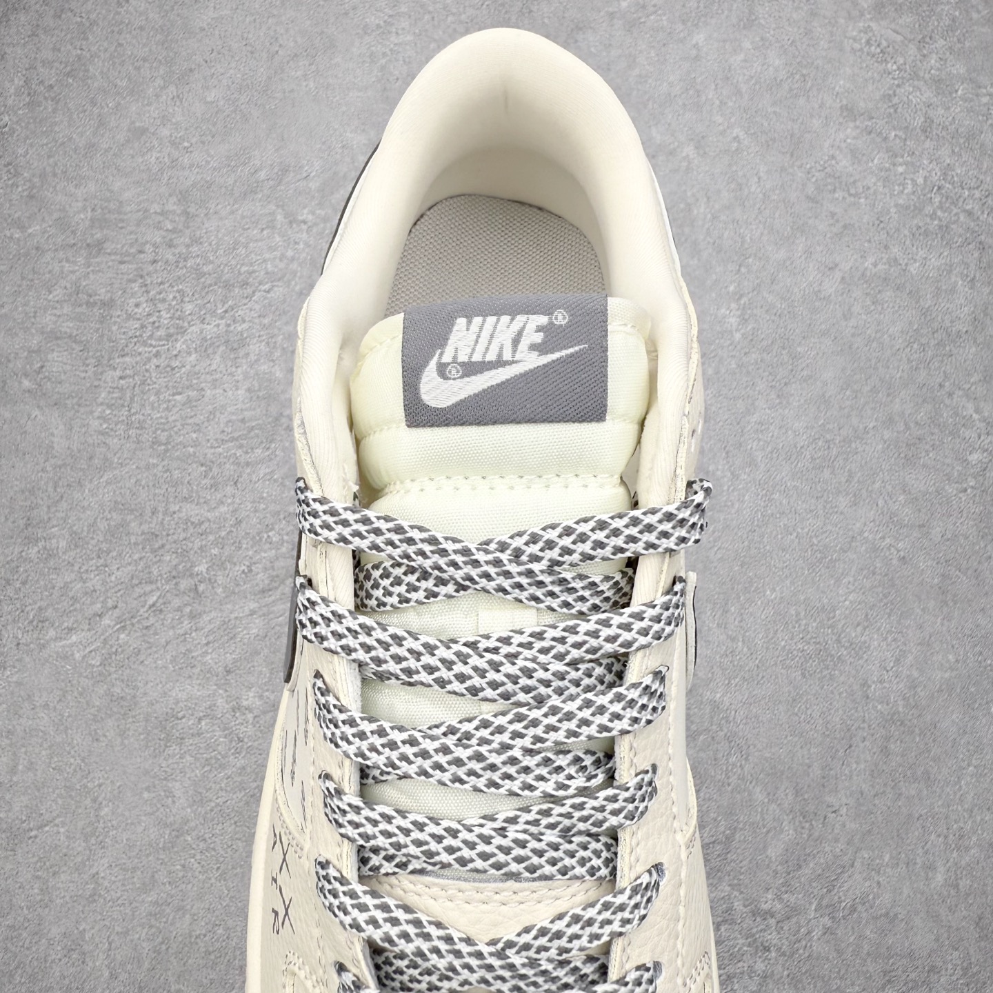 图片[5]-NK Dunk Low 定制配色 SD8888-005 大厂出品 极力推荐 原装头层材料 独家版型蒸餾加工帶來的是更好的视觉和脚感体验大厂纯原品质出货 清洁度 电绣工艺 皮料切割干净无任何毛边 细节完美 实拍调校N版已经零色差零失真 百分百还原实物色彩所见即所得 不存在货不对板色差等低级问题 选购参考实物拍摄 不混卖不参货 只用心做好货严格选品 承诺混一赔十 尺码：36 36.5 37.5 38 38.5 39 40 40.5 41 42 42.5 43 44 44.5 45-选品中心