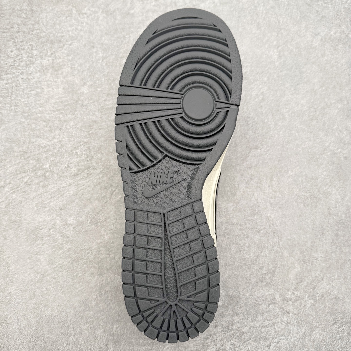 图片[9]-NK Dunk Low 定制配色 SD8888-005 大厂出品 极力推荐 原装头层材料 独家版型蒸餾加工帶來的是更好的视觉和脚感体验大厂纯原品质出货 清洁度 电绣工艺 皮料切割干净无任何毛边 细节完美 实拍调校N版已经零色差零失真 百分百还原实物色彩所见即所得 不存在货不对板色差等低级问题 选购参考实物拍摄 不混卖不参货 只用心做好货严格选品 承诺混一赔十 尺码：36 36.5 37.5 38 38.5 39 40 40.5 41 42 42.5 43 44 44.5 45-选品中心