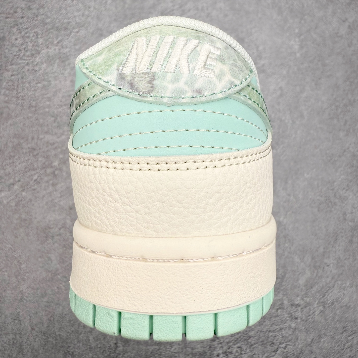 图片[8]-NK Dunk Low 定制配色 XS6089-628 大厂出品 极力推荐 原装头层材料 独家版型蒸餾加工帶來的是更好的视觉和脚感体验大厂纯原品质出货 清洁度 电绣工艺 皮料切割干净无任何毛边 细节完美 实拍调校N版已经零色差零失真 百分百还原实物色彩所见即所得 不存在货不对板色差等低级问题 选购参考实物拍摄 不混卖不参货 只用心做好货严格选品 承诺混一赔十 尺码：36 36.5 37.5 38 38.5 39 40 40.5 41 42 42.5 43 44 44.5 45-选品中心