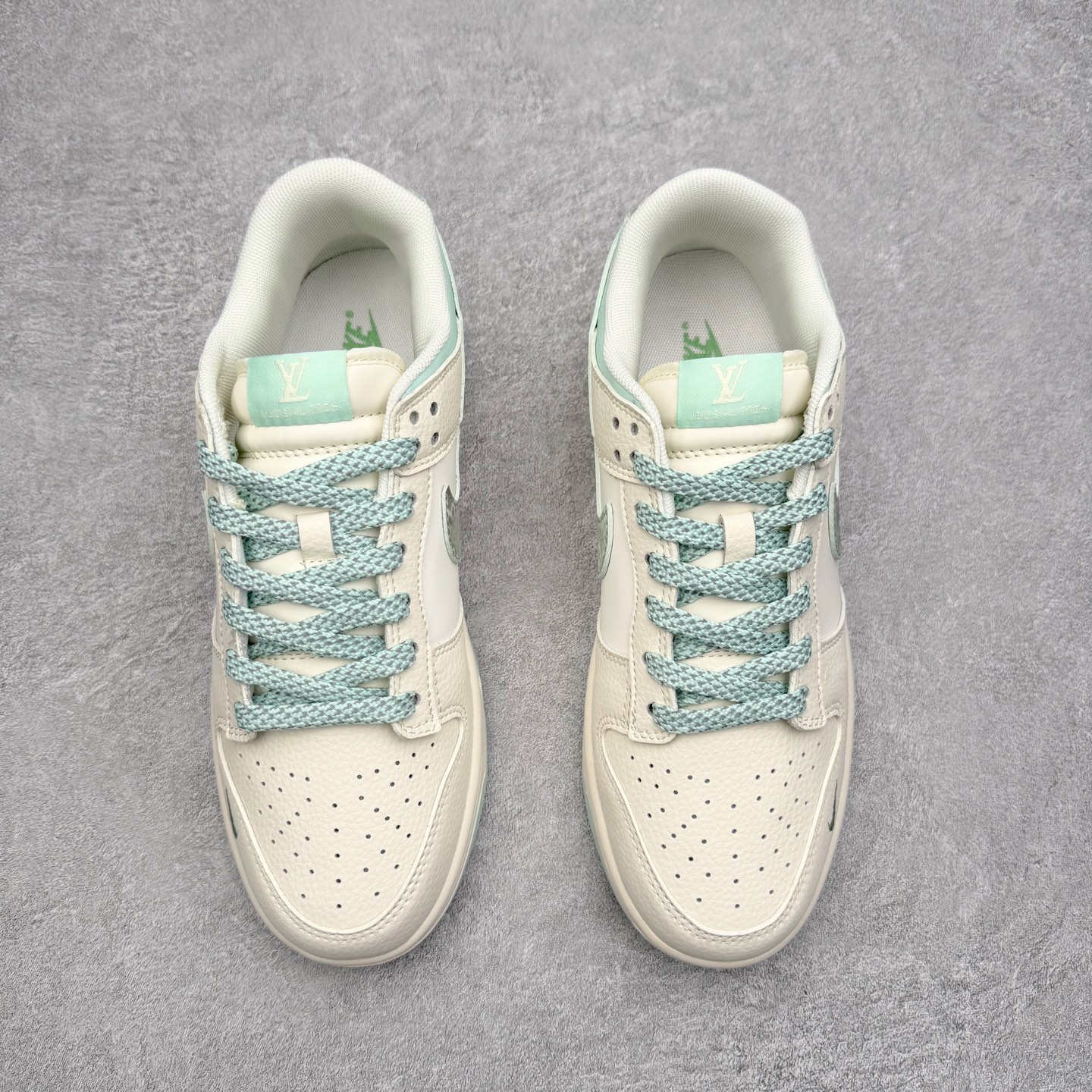 图片[2]-NK Dunk Low 定制配色 XS6089-628 大厂出品 极力推荐 原装头层材料 独家版型蒸餾加工帶來的是更好的视觉和脚感体验大厂纯原品质出货 清洁度 电绣工艺 皮料切割干净无任何毛边 细节完美 实拍调校N版已经零色差零失真 百分百还原实物色彩所见即所得 不存在货不对板色差等低级问题 选购参考实物拍摄 不混卖不参货 只用心做好货严格选品 承诺混一赔十 尺码：36 36.5 37.5 38 38.5 39 40 40.5 41 42 42.5 43 44 44.5 45-选品中心
