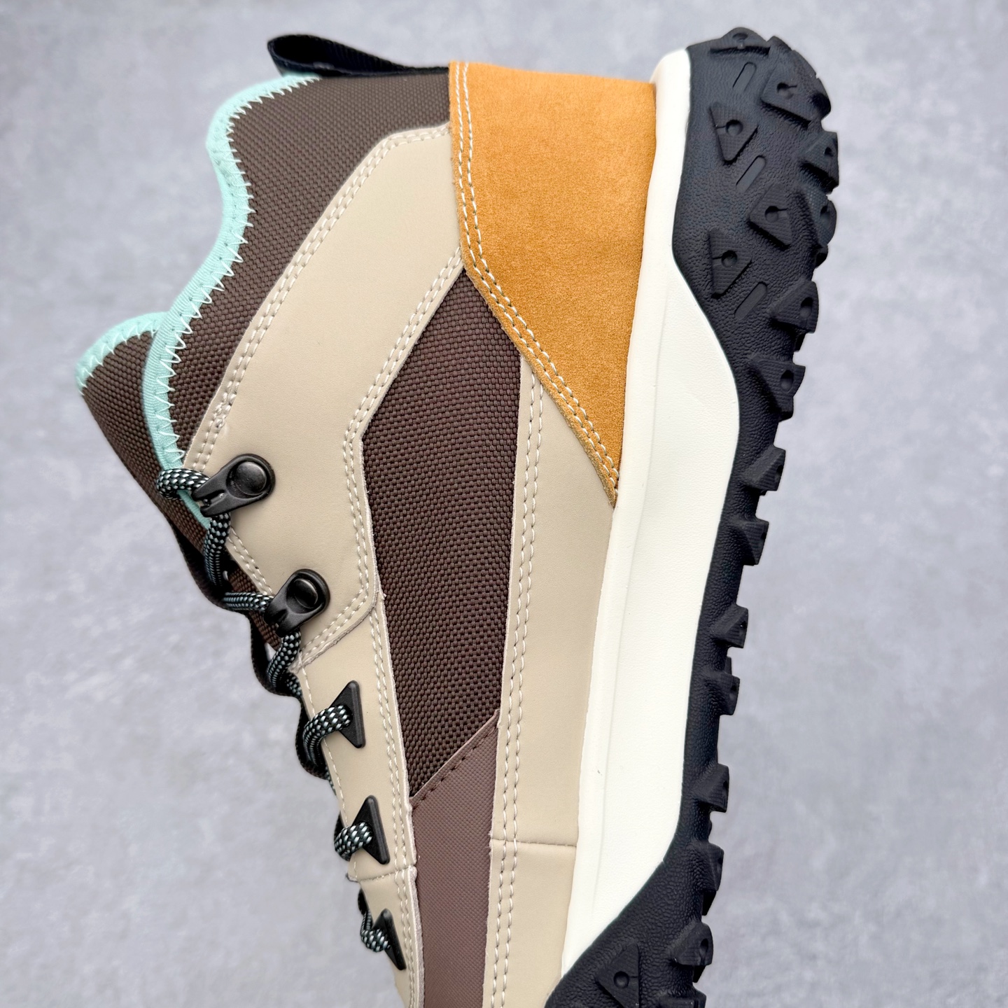 图片[7]-Timberland Greenstride Motion 6 添柏岚防滑耐磨低帮户外功能鞋 简约大方的造型设计，给人以随性休闲的时尚格调，穿着舒适轻便，运动灵活自如，满足日常个性穿搭。Timberland户外品牌最早成立于1918年的美国波士顿，它的成功故事就从第一双防水皮靴Yellow Boots开始。这双具备完全防水机能的靴子瞬间广受好评，他那独创又不失古典的款式，以及大胆使用黄色的崭新风格，吸引了广大消费者的目光。现今仍不改其原有风貌的这双黄靴，就是火遍全球的“大黄靴”。Timberland的高端工艺、实穿耐用等特点让他拥有绝对鞋界地位。尺码：40 41 41.5 42 43 43.5 44 44.5 45 45.5 46-选品中心