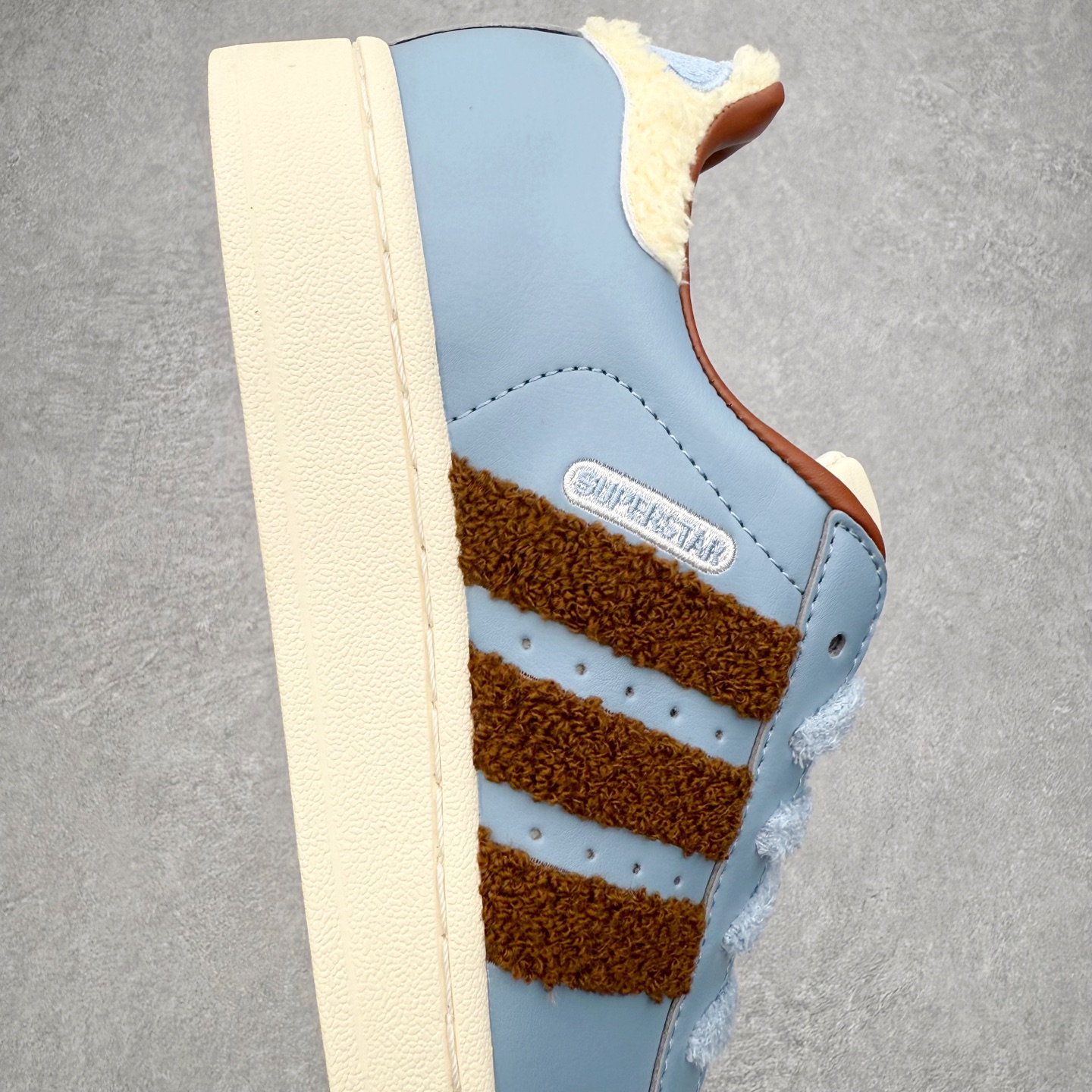 图片[6]-＃XP纯原套现福利 AD Originals Superstar 经典复古贝壳头板鞋 JR6987 诞生于1969年 是第一双将全皮面鞋 身与橡胶鞋头结合在一起的低帮篮球鞋 Superstar最开始 是作为高帮篮球鞋Pro Model的低帮版本而出现的 但因为其独特和醒目的橡胶鞋头造型而让大家熟知 被大家形象地称为\\\”shelltoe\\\”贝壳头 在70年代的美国职业篮球场上 接近3/4的NBA球员都将这双Superstar作为场上用鞋 80年代之后 经过不断的改良和发展 Superstar逐渐成为横跨时装、音乐、街头文化、休闲和运动等各大领域的时尚潮鞋 尺码：36 36.5 37 38 38.5 39 40 40.5 41 42 42.5 43 44 44.5 45-选品中心