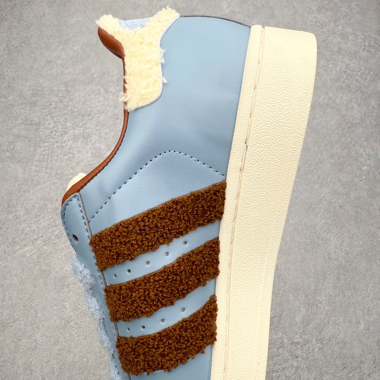 图片[7]-＃XP纯原套现福利 AD Originals Superstar 经典复古贝壳头板鞋 JR6987 诞生于1969年 是第一双将全皮面鞋 身与橡胶鞋头结合在一起的低帮篮球鞋 Superstar最开始 是作为高帮篮球鞋Pro Model的低帮版本而出现的 但因为其独特和醒目的橡胶鞋头造型而让大家熟知 被大家形象地称为\\\”shelltoe\\\”贝壳头 在70年代的美国职业篮球场上 接近3/4的NBA球员都将这双Superstar作为场上用鞋 80年代之后 经过不断的改良和发展 Superstar逐渐成为横跨时装、音乐、街头文化、休闲和运动等各大领域的时尚潮鞋 尺码：36 36.5 37 38 38.5 39 40 40.5 41 42 42.5 43 44 44.5 45-选品中心