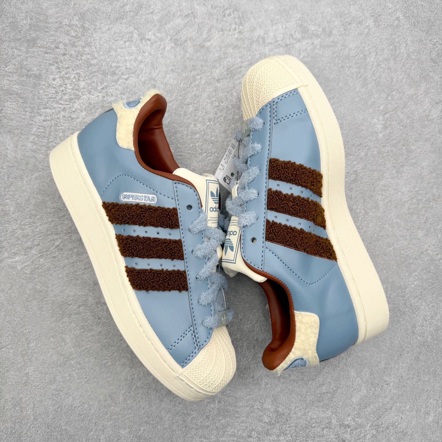 图片[3]-＃XP纯原套现福利 AD Originals Superstar 经典复古贝壳头板鞋 JR6987 诞生于1969年 是第一双将全皮面鞋 身与橡胶鞋头结合在一起的低帮篮球鞋 Superstar最开始 是作为高帮篮球鞋Pro Model的低帮版本而出现的 但因为其独特和醒目的橡胶鞋头造型而让大家熟知 被大家形象地称为\\\”shelltoe\\\”贝壳头 在70年代的美国职业篮球场上 接近3/4的NBA球员都将这双Superstar作为场上用鞋 80年代之后 经过不断的改良和发展 Superstar逐渐成为横跨时装、音乐、街头文化、休闲和运动等各大领域的时尚潮鞋 尺码：36 36.5 37 38 38.5 39 40 40.5 41 42 42.5 43 44 44.5 45-选品中心