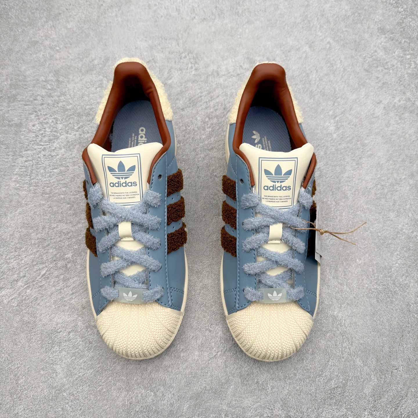 图片[2]-＃XP纯原套现福利 AD Originals Superstar 经典复古贝壳头板鞋 JR6987 诞生于1969年 是第一双将全皮面鞋 身与橡胶鞋头结合在一起的低帮篮球鞋 Superstar最开始 是作为高帮篮球鞋Pro Model的低帮版本而出现的 但因为其独特和醒目的橡胶鞋头造型而让大家熟知 被大家形象地称为\\\”shelltoe\\\”贝壳头 在70年代的美国职业篮球场上 接近3/4的NBA球员都将这双Superstar作为场上用鞋 80年代之后 经过不断的改良和发展 Superstar逐渐成为横跨时装、音乐、街头文化、休闲和运动等各大领域的时尚潮鞋 尺码：36 36.5 37 38 38.5 39 40 40.5 41 42 42.5 43 44 44.5 45-选品中心