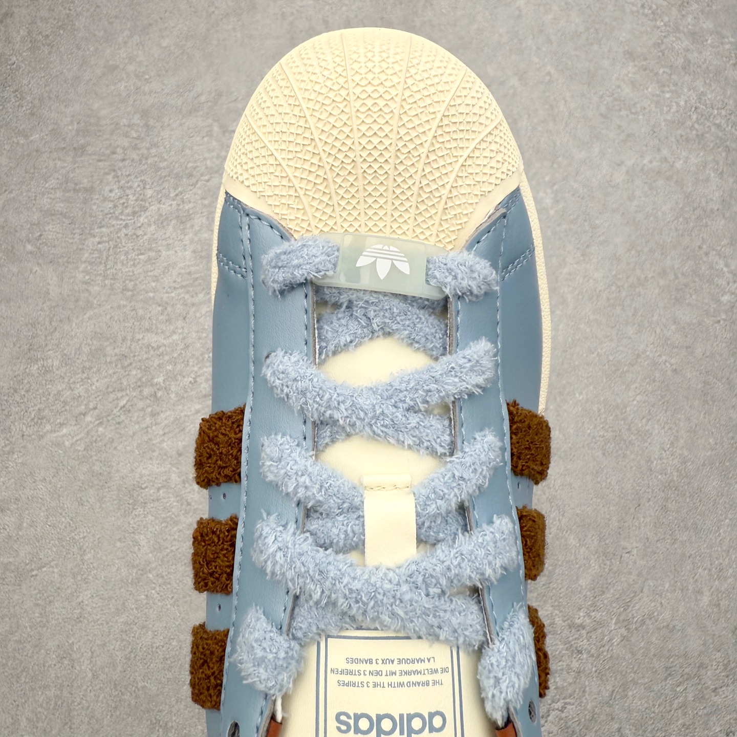 图片[4]-＃XP纯原套现福利 AD Originals Superstar 经典复古贝壳头板鞋 JR6987 诞生于1969年 是第一双将全皮面鞋 身与橡胶鞋头结合在一起的低帮篮球鞋 Superstar最开始 是作为高帮篮球鞋Pro Model的低帮版本而出现的 但因为其独特和醒目的橡胶鞋头造型而让大家熟知 被大家形象地称为\\\”shelltoe\\\”贝壳头 在70年代的美国职业篮球场上 接近3/4的NBA球员都将这双Superstar作为场上用鞋 80年代之后 经过不断的改良和发展 Superstar逐渐成为横跨时装、音乐、街头文化、休闲和运动等各大领域的时尚潮鞋 尺码：36 36.5 37 38 38.5 39 40 40.5 41 42 42.5 43 44 44.5 45-选品中心