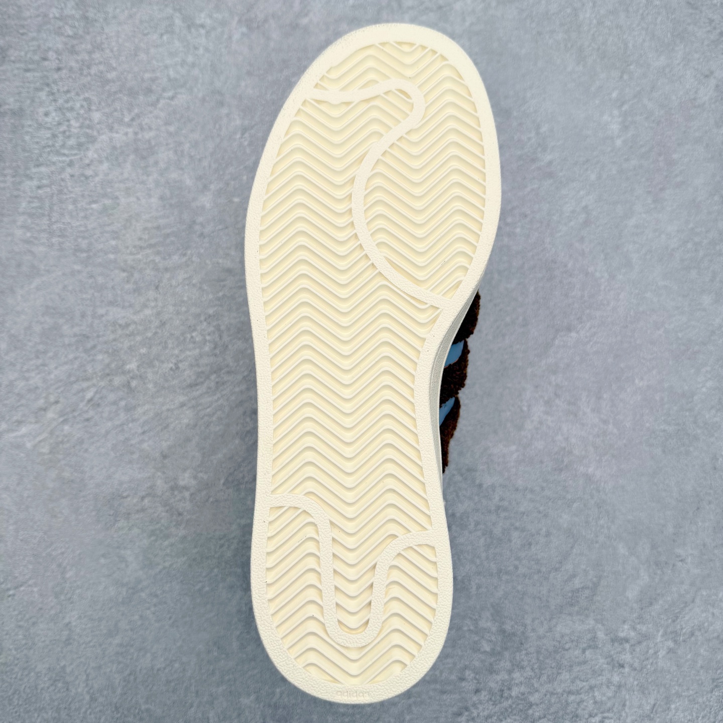 图片[9]-＃XP纯原套现福利 AD Originals Superstar 经典复古贝壳头板鞋 JR6987 诞生于1969年 是第一双将全皮面鞋 身与橡胶鞋头结合在一起的低帮篮球鞋 Superstar最开始 是作为高帮篮球鞋Pro Model的低帮版本而出现的 但因为其独特和醒目的橡胶鞋头造型而让大家熟知 被大家形象地称为\\\”shelltoe\\\”贝壳头 在70年代的美国职业篮球场上 接近3/4的NBA球员都将这双Superstar作为场上用鞋 80年代之后 经过不断的改良和发展 Superstar逐渐成为横跨时装、音乐、街头文化、休闲和运动等各大领域的时尚潮鞋 尺码：36 36.5 37 38 38.5 39 40 40.5 41 42 42.5 43 44 44.5 45-选品中心