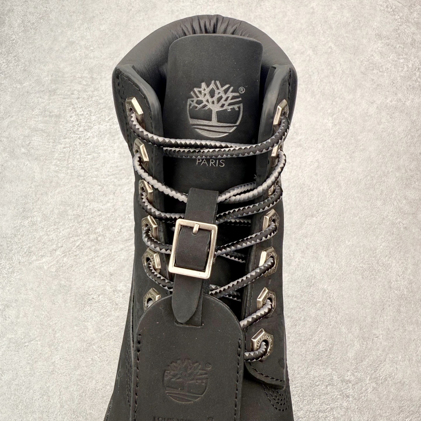 图片[5]-＃ZS Louis Vuitton x Timberland 6 Inch Leather Ankle Boots LV联名添柏岚系列经典复古户外6英寸休闲工装天伯伦大黄靴 东莞代工品质#内标Timberland LOGO带有紫光防伪标识#升级厚实抽屉礼品鞋盒及全套代购包装说明书防尘布袋物件#原楦原纸版数据开发版型#原厂宝元注射机#四线电脑车线并齐#采用进口Monogram 压纹头层磨砂皮料鞋面材质全部内里搭配真皮革材料!!)#原装一致全磨砂皮领口#六边蜂窝抗疲劳减震PU鞋垫#轻便防滑橡胶发泡组合底 LV x Timberland 及踝靴依托路易威登的精湛匠艺于意大利悉心制作，以 Timberland 的工装风范瞩目亮相 Pharrell Williams 打造的2024 秋冬男装秀场。粒面正绒面皮革和隔热内衬塑造 Timberland 经典设计的放大版本Timberland 外底呈现 Monogram 元素。接缝密封结构升级舒适体验和耐磨性能 Monogram 粒面牛皮革鞋领和合作标识标签丰富细节。粒面正绒面牛皮革 隔热 PimaLoft 内衬 接缝密封结构 圆形织物鞋带 橡胶外底 Monogram 粒面牛皮革鞋领 饰钉和搭扣镂刻路易威登标识 标签、鞋舌和内底点缀路易威登巴黎 x Timberland 标识 侧面 Timberland 标识 鞋底凸纹饰有 Monogram 图案 尺码：40 41 42 43 44 45 46（皮鞋码 比运动鞋偏大一码！）-选品中心