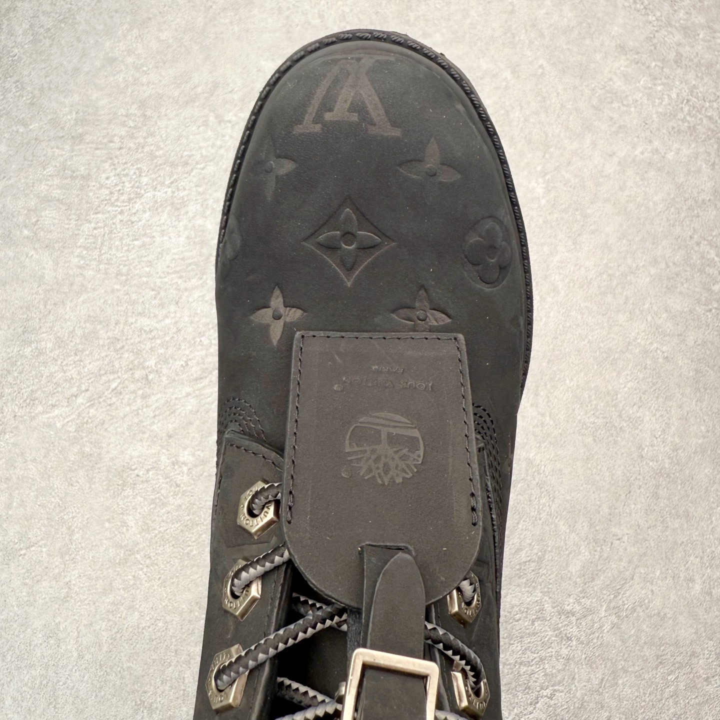 图片[4]-＃ZS Louis Vuitton x Timberland 6 Inch Leather Ankle Boots LV联名添柏岚系列经典复古户外6英寸休闲工装天伯伦大黄靴 东莞代工品质#内标Timberland LOGO带有紫光防伪标识#升级厚实抽屉礼品鞋盒及全套代购包装说明书防尘布袋物件#原楦原纸版数据开发版型#原厂宝元注射机#四线电脑车线并齐#采用进口Monogram 压纹头层磨砂皮料鞋面材质全部内里搭配真皮革材料!!)#原装一致全磨砂皮领口#六边蜂窝抗疲劳减震PU鞋垫#轻便防滑橡胶发泡组合底 LV x Timberland 及踝靴依托路易威登的精湛匠艺于意大利悉心制作，以 Timberland 的工装风范瞩目亮相 Pharrell Williams 打造的2024 秋冬男装秀场。粒面正绒面皮革和隔热内衬塑造 Timberland 经典设计的放大版本Timberland 外底呈现 Monogram 元素。接缝密封结构升级舒适体验和耐磨性能 Monogram 粒面牛皮革鞋领和合作标识标签丰富细节。粒面正绒面牛皮革 隔热 PimaLoft 内衬 接缝密封结构 圆形织物鞋带 橡胶外底 Monogram 粒面牛皮革鞋领 饰钉和搭扣镂刻路易威登标识 标签、鞋舌和内底点缀路易威登巴黎 x Timberland 标识 侧面 Timberland 标识 鞋底凸纹饰有 Monogram 图案 尺码：40 41 42 43 44 45 46（皮鞋码 比运动鞋偏大一码！）-选品中心