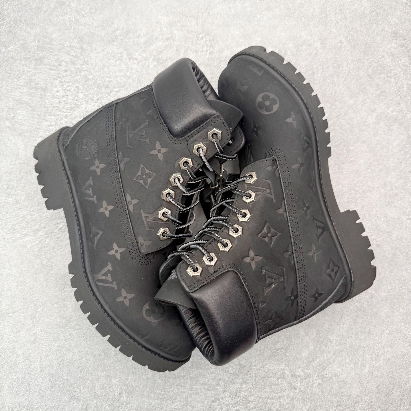 图片[3]-＃ZS Louis Vuitton x Timberland 6 Inch Leather Ankle Boots LV联名添柏岚系列经典复古户外6英寸休闲工装天伯伦大黄靴 东莞代工品质#内标Timberland LOGO带有紫光防伪标识#升级厚实抽屉礼品鞋盒及全套代购包装说明书防尘布袋物件#原楦原纸版数据开发版型#原厂宝元注射机#四线电脑车线并齐#采用进口Monogram 压纹头层磨砂皮料鞋面材质全部内里搭配真皮革材料!!)#原装一致全磨砂皮领口#六边蜂窝抗疲劳减震PU鞋垫#轻便防滑橡胶发泡组合底 LV x Timberland 及踝靴依托路易威登的精湛匠艺于意大利悉心制作，以 Timberland 的工装风范瞩目亮相 Pharrell Williams 打造的2024 秋冬男装秀场。粒面正绒面皮革和隔热内衬塑造 Timberland 经典设计的放大版本Timberland 外底呈现 Monogram 元素。接缝密封结构升级舒适体验和耐磨性能 Monogram 粒面牛皮革鞋领和合作标识标签丰富细节。粒面正绒面牛皮革 隔热 PimaLoft 内衬 接缝密封结构 圆形织物鞋带 橡胶外底 Monogram 粒面牛皮革鞋领 饰钉和搭扣镂刻路易威登标识 标签、鞋舌和内底点缀路易威登巴黎 x Timberland 标识 侧面 Timberland 标识 鞋底凸纹饰有 Monogram 图案 尺码：40 41 42 43 44 45 46（皮鞋码 比运动鞋偏大一码！）-选品中心