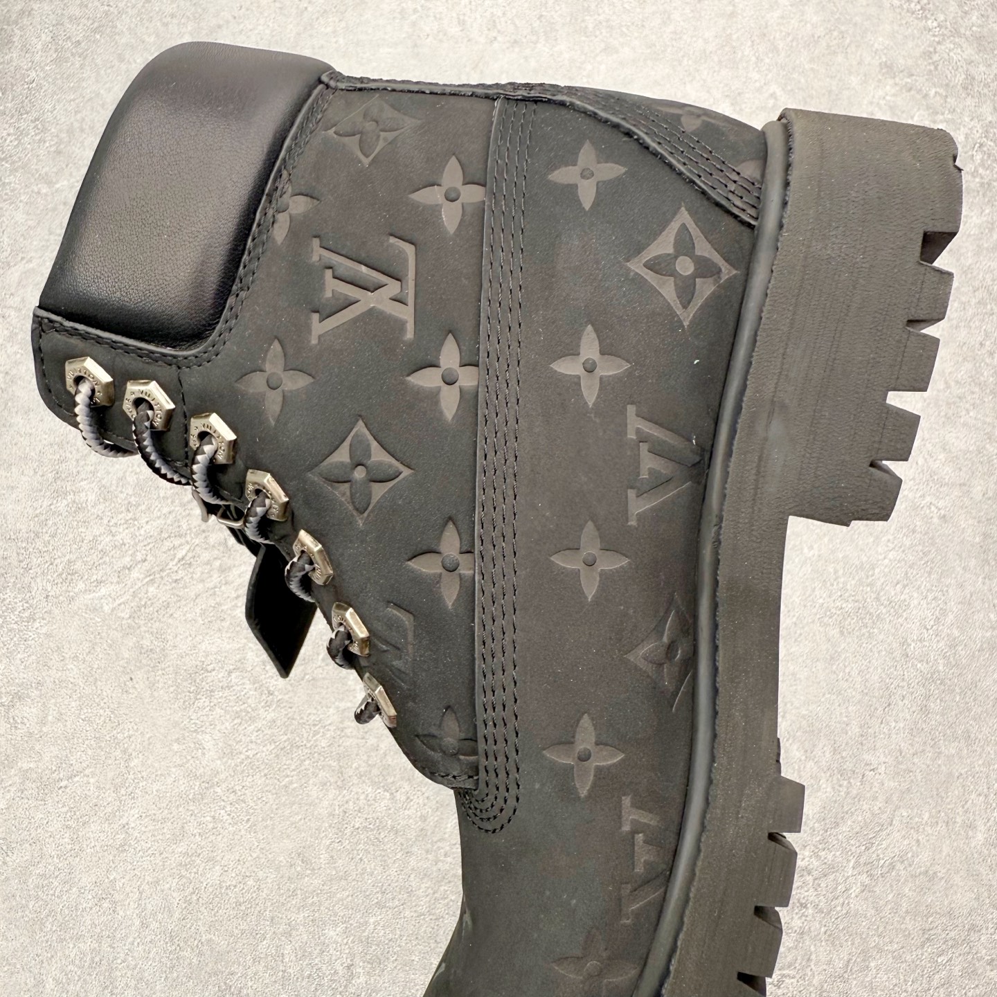 图片[7]-＃ZS Louis Vuitton x Timberland 6 Inch Leather Ankle Boots LV联名添柏岚系列经典复古户外6英寸休闲工装天伯伦大黄靴 东莞代工品质#内标Timberland LOGO带有紫光防伪标识#升级厚实抽屉礼品鞋盒及全套代购包装说明书防尘布袋物件#原楦原纸版数据开发版型#原厂宝元注射机#四线电脑车线并齐#采用进口Monogram 压纹头层磨砂皮料鞋面材质全部内里搭配真皮革材料!!)#原装一致全磨砂皮领口#六边蜂窝抗疲劳减震PU鞋垫#轻便防滑橡胶发泡组合底 LV x Timberland 及踝靴依托路易威登的精湛匠艺于意大利悉心制作，以 Timberland 的工装风范瞩目亮相 Pharrell Williams 打造的2024 秋冬男装秀场。粒面正绒面皮革和隔热内衬塑造 Timberland 经典设计的放大版本Timberland 外底呈现 Monogram 元素。接缝密封结构升级舒适体验和耐磨性能 Monogram 粒面牛皮革鞋领和合作标识标签丰富细节。粒面正绒面牛皮革 隔热 PimaLoft 内衬 接缝密封结构 圆形织物鞋带 橡胶外底 Monogram 粒面牛皮革鞋领 饰钉和搭扣镂刻路易威登标识 标签、鞋舌和内底点缀路易威登巴黎 x Timberland 标识 侧面 Timberland 标识 鞋底凸纹饰有 Monogram 图案 尺码：40 41 42 43 44 45 46（皮鞋码 比运动鞋偏大一码！）-选品中心