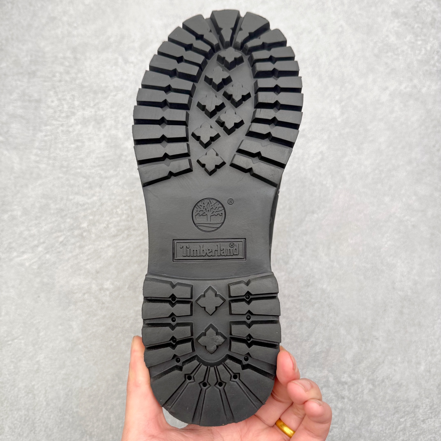 图片[9]-＃ZS Louis Vuitton x Timberland 6 Inch Leather Ankle Boots LV联名添柏岚系列经典复古户外6英寸休闲工装天伯伦大黄靴 东莞代工品质#内标Timberland LOGO带有紫光防伪标识#升级厚实抽屉礼品鞋盒及全套代购包装说明书防尘布袋物件#原楦原纸版数据开发版型#原厂宝元注射机#四线电脑车线并齐#采用进口Monogram 压纹头层磨砂皮料鞋面材质全部内里搭配真皮革材料!!)#原装一致全磨砂皮领口#六边蜂窝抗疲劳减震PU鞋垫#轻便防滑橡胶发泡组合底 LV x Timberland 及踝靴依托路易威登的精湛匠艺于意大利悉心制作，以 Timberland 的工装风范瞩目亮相 Pharrell Williams 打造的2024 秋冬男装秀场。粒面正绒面皮革和隔热内衬塑造 Timberland 经典设计的放大版本Timberland 外底呈现 Monogram 元素。接缝密封结构升级舒适体验和耐磨性能 Monogram 粒面牛皮革鞋领和合作标识标签丰富细节。粒面正绒面牛皮革 隔热 PimaLoft 内衬 接缝密封结构 圆形织物鞋带 橡胶外底 Monogram 粒面牛皮革鞋领 饰钉和搭扣镂刻路易威登标识 标签、鞋舌和内底点缀路易威登巴黎 x Timberland 标识 侧面 Timberland 标识 鞋底凸纹饰有 Monogram 图案 尺码：40 41 42 43 44 45 46（皮鞋码 比运动鞋偏大一码！）-选品中心