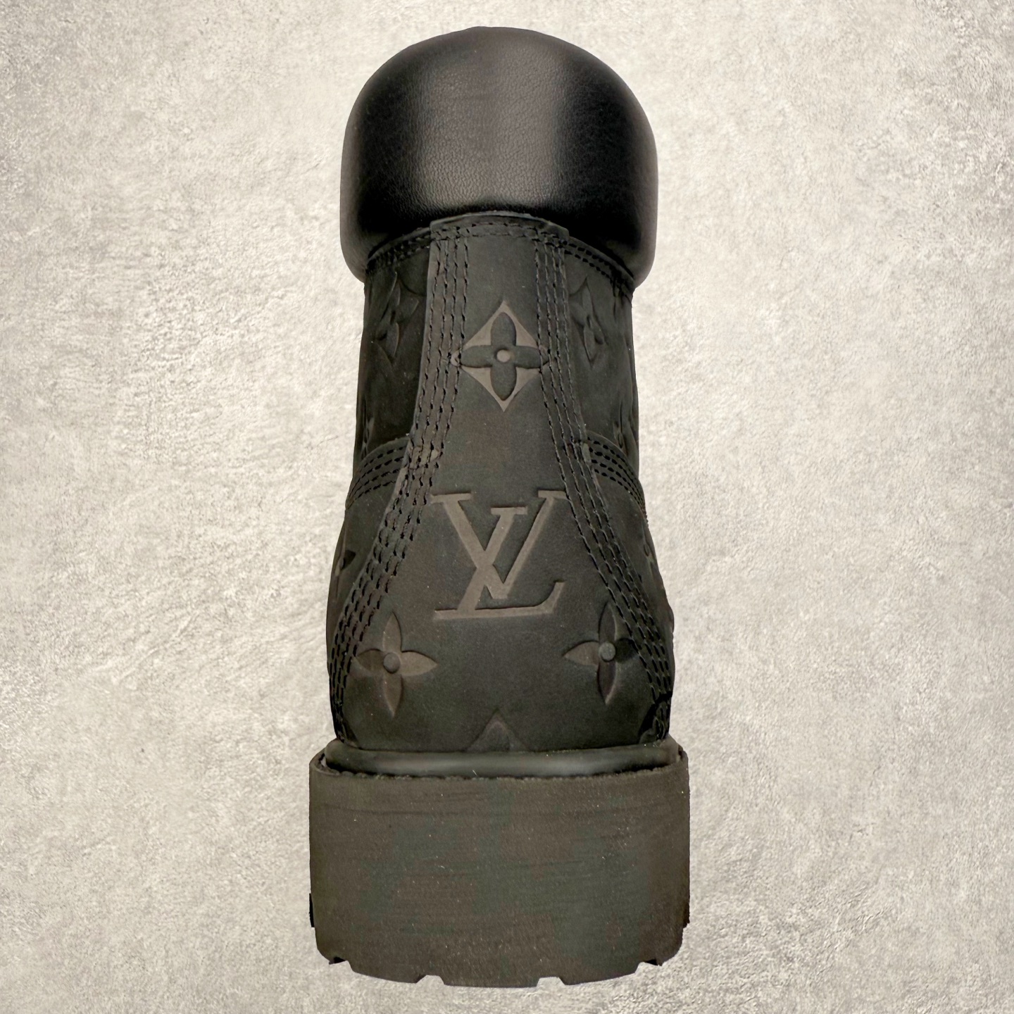 图片[8]-＃ZS Louis Vuitton x Timberland 6 Inch Leather Ankle Boots LV联名添柏岚系列经典复古户外6英寸休闲工装天伯伦大黄靴 东莞代工品质#内标Timberland LOGO带有紫光防伪标识#升级厚实抽屉礼品鞋盒及全套代购包装说明书防尘布袋物件#原楦原纸版数据开发版型#原厂宝元注射机#四线电脑车线并齐#采用进口Monogram 压纹头层磨砂皮料鞋面材质全部内里搭配真皮革材料!!)#原装一致全磨砂皮领口#六边蜂窝抗疲劳减震PU鞋垫#轻便防滑橡胶发泡组合底 LV x Timberland 及踝靴依托路易威登的精湛匠艺于意大利悉心制作，以 Timberland 的工装风范瞩目亮相 Pharrell Williams 打造的2024 秋冬男装秀场。粒面正绒面皮革和隔热内衬塑造 Timberland 经典设计的放大版本Timberland 外底呈现 Monogram 元素。接缝密封结构升级舒适体验和耐磨性能 Monogram 粒面牛皮革鞋领和合作标识标签丰富细节。粒面正绒面牛皮革 隔热 PimaLoft 内衬 接缝密封结构 圆形织物鞋带 橡胶外底 Monogram 粒面牛皮革鞋领 饰钉和搭扣镂刻路易威登标识 标签、鞋舌和内底点缀路易威登巴黎 x Timberland 标识 侧面 Timberland 标识 鞋底凸纹饰有 Monogram 图案 尺码：40 41 42 43 44 45 46（皮鞋码 比运动鞋偏大一码！）-选品中心