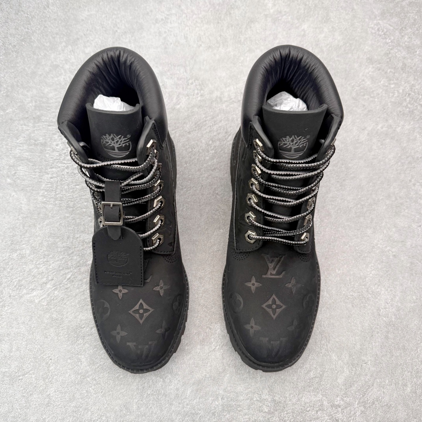 图片[2]-＃ZS Louis Vuitton x Timberland 6 Inch Leather Ankle Boots LV联名添柏岚系列经典复古户外6英寸休闲工装天伯伦大黄靴 东莞代工品质#内标Timberland LOGO带有紫光防伪标识#升级厚实抽屉礼品鞋盒及全套代购包装说明书防尘布袋物件#原楦原纸版数据开发版型#原厂宝元注射机#四线电脑车线并齐#采用进口Monogram 压纹头层磨砂皮料鞋面材质全部内里搭配真皮革材料!!)#原装一致全磨砂皮领口#六边蜂窝抗疲劳减震PU鞋垫#轻便防滑橡胶发泡组合底 LV x Timberland 及踝靴依托路易威登的精湛匠艺于意大利悉心制作，以 Timberland 的工装风范瞩目亮相 Pharrell Williams 打造的2024 秋冬男装秀场。粒面正绒面皮革和隔热内衬塑造 Timberland 经典设计的放大版本Timberland 外底呈现 Monogram 元素。接缝密封结构升级舒适体验和耐磨性能 Monogram 粒面牛皮革鞋领和合作标识标签丰富细节。粒面正绒面牛皮革 隔热 PimaLoft 内衬 接缝密封结构 圆形织物鞋带 橡胶外底 Monogram 粒面牛皮革鞋领 饰钉和搭扣镂刻路易威登标识 标签、鞋舌和内底点缀路易威登巴黎 x Timberland 标识 侧面 Timberland 标识 鞋底凸纹饰有 Monogram 图案 尺码：40 41 42 43 44 45 46（皮鞋码 比运动鞋偏大一码！）-选品中心