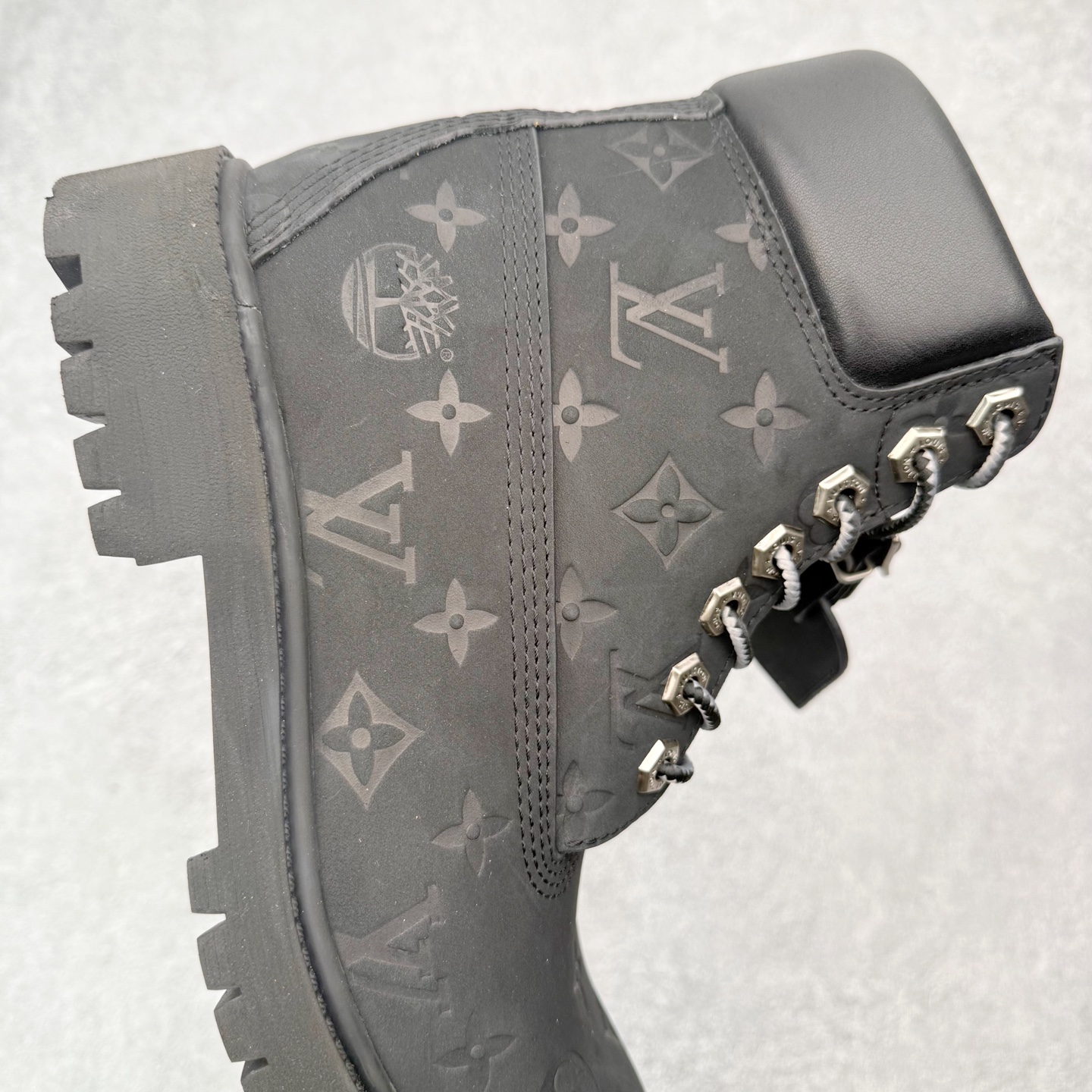 图片[6]-＃ZS Louis Vuitton x Timberland 6 Inch Leather Ankle Boots LV联名添柏岚系列经典复古户外6英寸休闲工装天伯伦大黄靴 东莞代工品质#内标Timberland LOGO带有紫光防伪标识#升级厚实抽屉礼品鞋盒及全套代购包装说明书防尘布袋物件#原楦原纸版数据开发版型#原厂宝元注射机#四线电脑车线并齐#采用进口Monogram 压纹头层磨砂皮料鞋面材质全部内里搭配真皮革材料!!)#原装一致全磨砂皮领口#六边蜂窝抗疲劳减震PU鞋垫#轻便防滑橡胶发泡组合底 LV x Timberland 及踝靴依托路易威登的精湛匠艺于意大利悉心制作，以 Timberland 的工装风范瞩目亮相 Pharrell Williams 打造的2024 秋冬男装秀场。粒面正绒面皮革和隔热内衬塑造 Timberland 经典设计的放大版本Timberland 外底呈现 Monogram 元素。接缝密封结构升级舒适体验和耐磨性能 Monogram 粒面牛皮革鞋领和合作标识标签丰富细节。粒面正绒面牛皮革 隔热 PimaLoft 内衬 接缝密封结构 圆形织物鞋带 橡胶外底 Monogram 粒面牛皮革鞋领 饰钉和搭扣镂刻路易威登标识 标签、鞋舌和内底点缀路易威登巴黎 x Timberland 标识 侧面 Timberland 标识 鞋底凸纹饰有 Monogram 图案 尺码：40 41 42 43 44 45 46（皮鞋码 比运动鞋偏大一码！）-选品中心