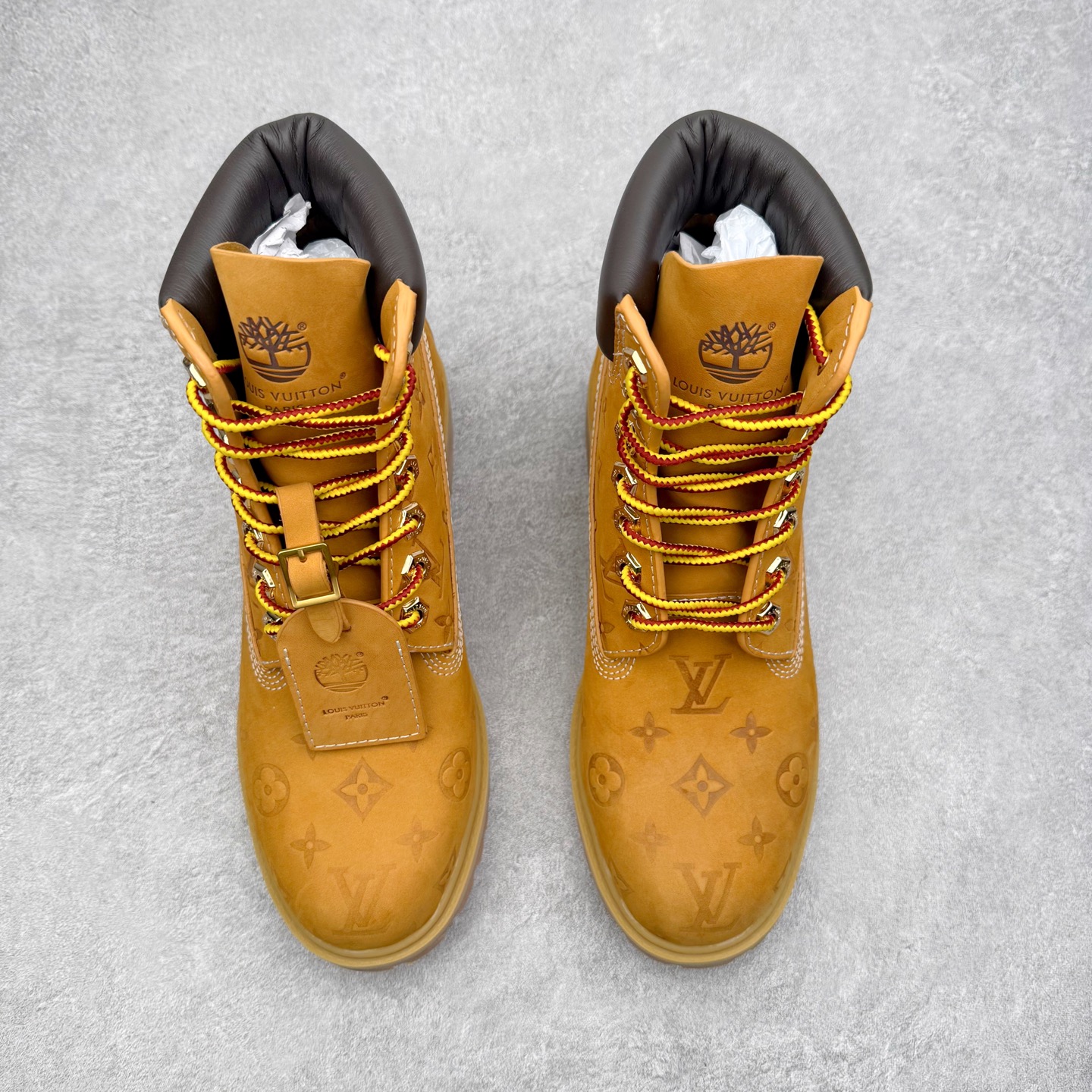 图片[2]-＃ZS Louis Vuitton x Timberland 6 Inch Leather Ankle Boots LV联名添柏岚系列经典复古户外6英寸休闲工装天伯伦大黄靴 东莞代工品质#内标Timberland LOGO带有紫光防伪标识#升级厚实抽屉礼品鞋盒及全套代购包装说明书防尘布袋物件#原楦原纸版数据开发版型#原厂宝元注射机#四线电脑车线并齐#采用进口Monogram 压纹头层磨砂皮料鞋面材质全部内里搭配真皮革材料!!)#原装一致全磨砂皮领口#六边蜂窝抗疲劳减震PU鞋垫#轻便防滑橡胶发泡组合底 LV x Timberland 及踝靴依托路易威登的精湛匠艺于意大利悉心制作，以 Timberland 的工装风范瞩目亮相 Pharrell Williams 打造的2024 秋冬男装秀场。粒面正绒面皮革和隔热内衬塑造 Timberland 经典设计的放大版本Timberland 外底呈现 Monogram 元素。接缝密封结构升级舒适体验和耐磨性能 Monogram 粒面牛皮革鞋领和合作标识标签丰富细节。粒面正绒面牛皮革 隔热 PimaLoft 内衬 接缝密封结构 圆形织物鞋带 橡胶外底 Monogram 粒面牛皮革鞋领 饰钉和搭扣镂刻路易威登标识 标签、鞋舌和内底点缀路易威登巴黎 x Timberland 标识 侧面 Timberland 标识 鞋底凸纹饰有 Monogram 图案 尺码：40 41 42 43 44 45 46（皮鞋码 比运动鞋偏大一码！）-选品中心