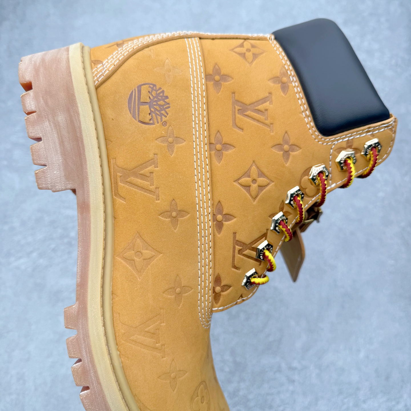 图片[6]-＃ZS Louis Vuitton x Timberland 6 Inch Leather Ankle Boots LV联名添柏岚系列经典复古户外6英寸休闲工装天伯伦大黄靴 东莞代工品质#内标Timberland LOGO带有紫光防伪标识#升级厚实抽屉礼品鞋盒及全套代购包装说明书防尘布袋物件#原楦原纸版数据开发版型#原厂宝元注射机#四线电脑车线并齐#采用进口Monogram 压纹头层磨砂皮料鞋面材质全部内里搭配真皮革材料!!)#原装一致全磨砂皮领口#六边蜂窝抗疲劳减震PU鞋垫#轻便防滑橡胶发泡组合底 LV x Timberland 及踝靴依托路易威登的精湛匠艺于意大利悉心制作，以 Timberland 的工装风范瞩目亮相 Pharrell Williams 打造的2024 秋冬男装秀场。粒面正绒面皮革和隔热内衬塑造 Timberland 经典设计的放大版本Timberland 外底呈现 Monogram 元素。接缝密封结构升级舒适体验和耐磨性能 Monogram 粒面牛皮革鞋领和合作标识标签丰富细节。粒面正绒面牛皮革 隔热 PimaLoft 内衬 接缝密封结构 圆形织物鞋带 橡胶外底 Monogram 粒面牛皮革鞋领 饰钉和搭扣镂刻路易威登标识 标签、鞋舌和内底点缀路易威登巴黎 x Timberland 标识 侧面 Timberland 标识 鞋底凸纹饰有 Monogram 图案 尺码：40 41 42 43 44 45 46（皮鞋码 比运动鞋偏大一码！）-选品中心